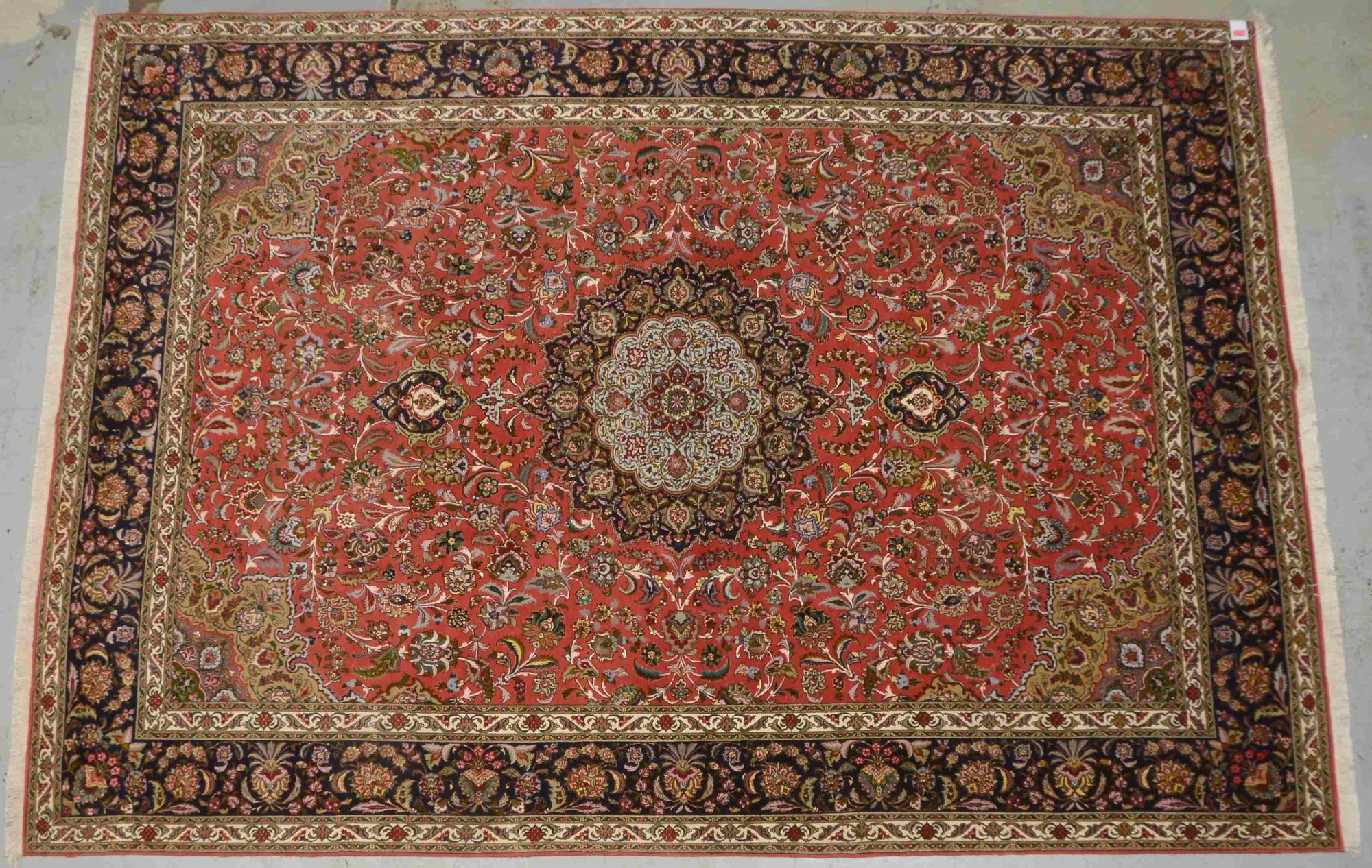 Täbriz-Orientteppich, mittelfeine feste Knüpfung, Korkwolle mit Seidenanteilen, ringsum komplett