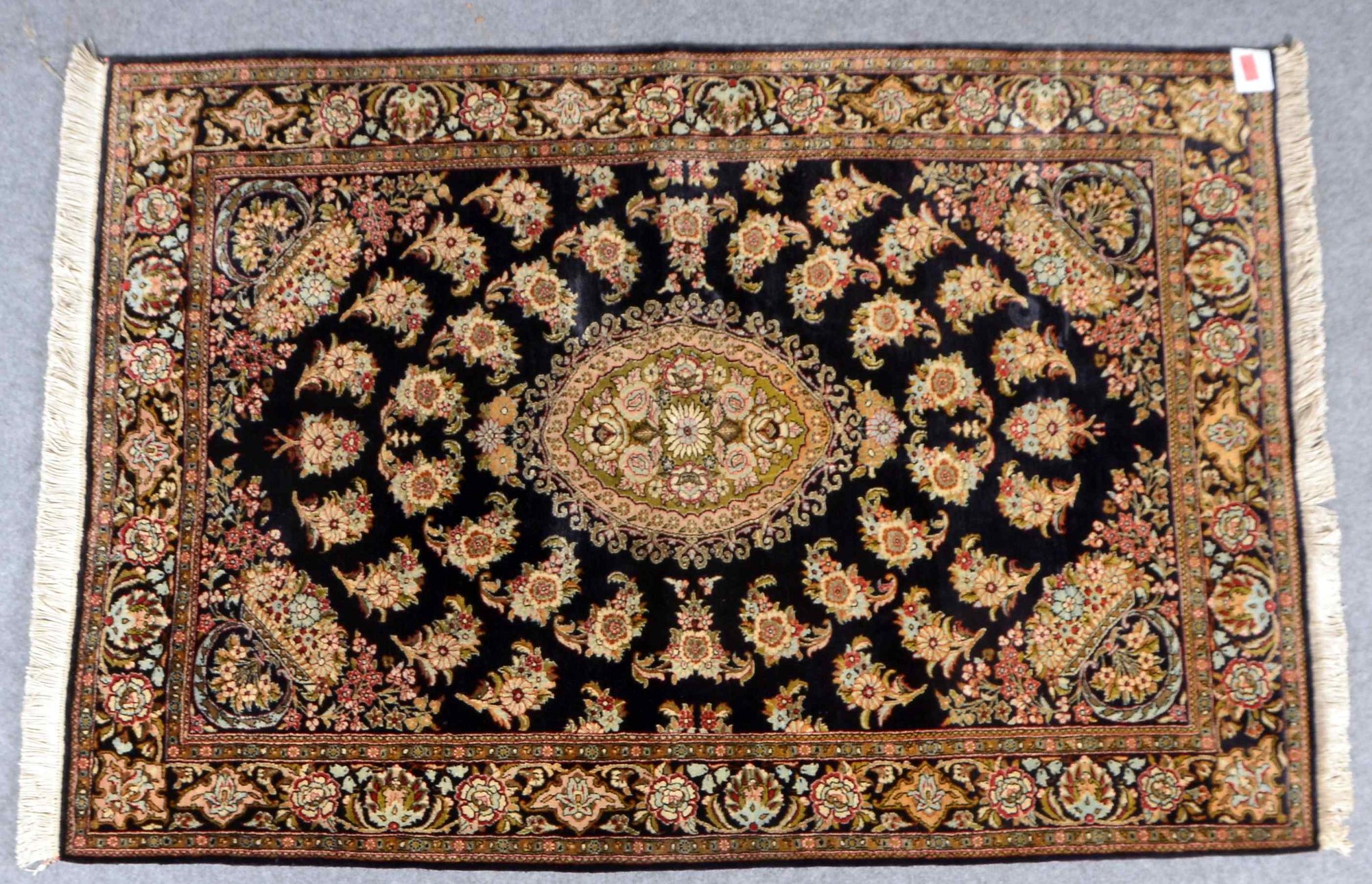 Ghom-Orientteppich, Seide auf Seide, zentrales Medaillon in Blau mit Blütenstrauß-Motiven, mit Ösen