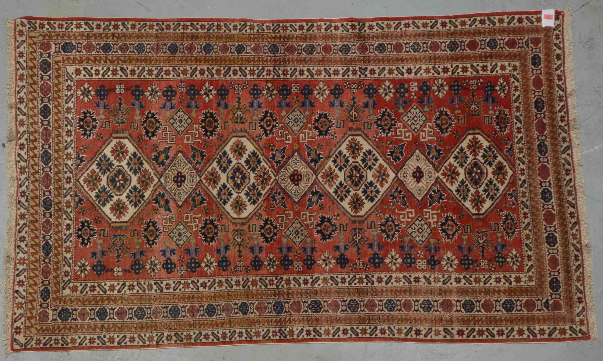 Schirwan-Orientbrücke, älter, ringsum komplett, Flor in gutem Zustand; Maße 226 x 138 cm
