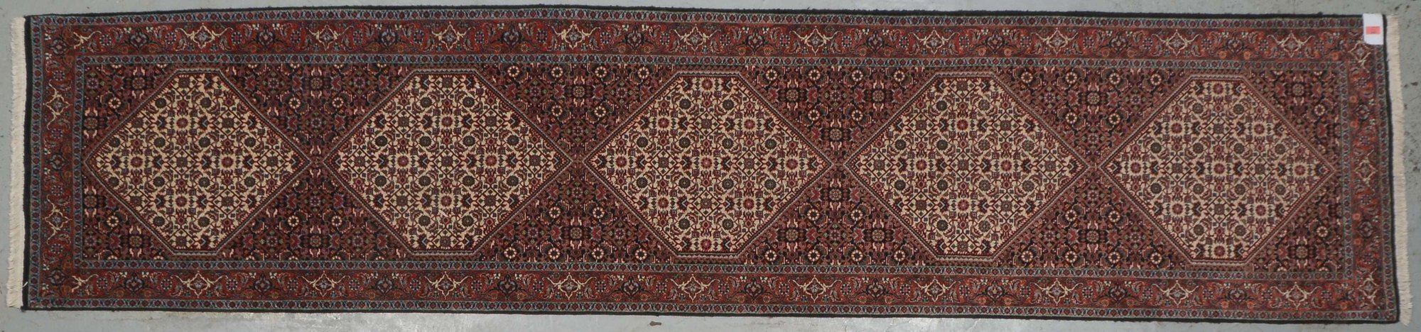 Bidjar-Galerie, mittelfeine feste Knüpfung, dichter Flor - in gutem Zustand; Maße 351 x 77 cm