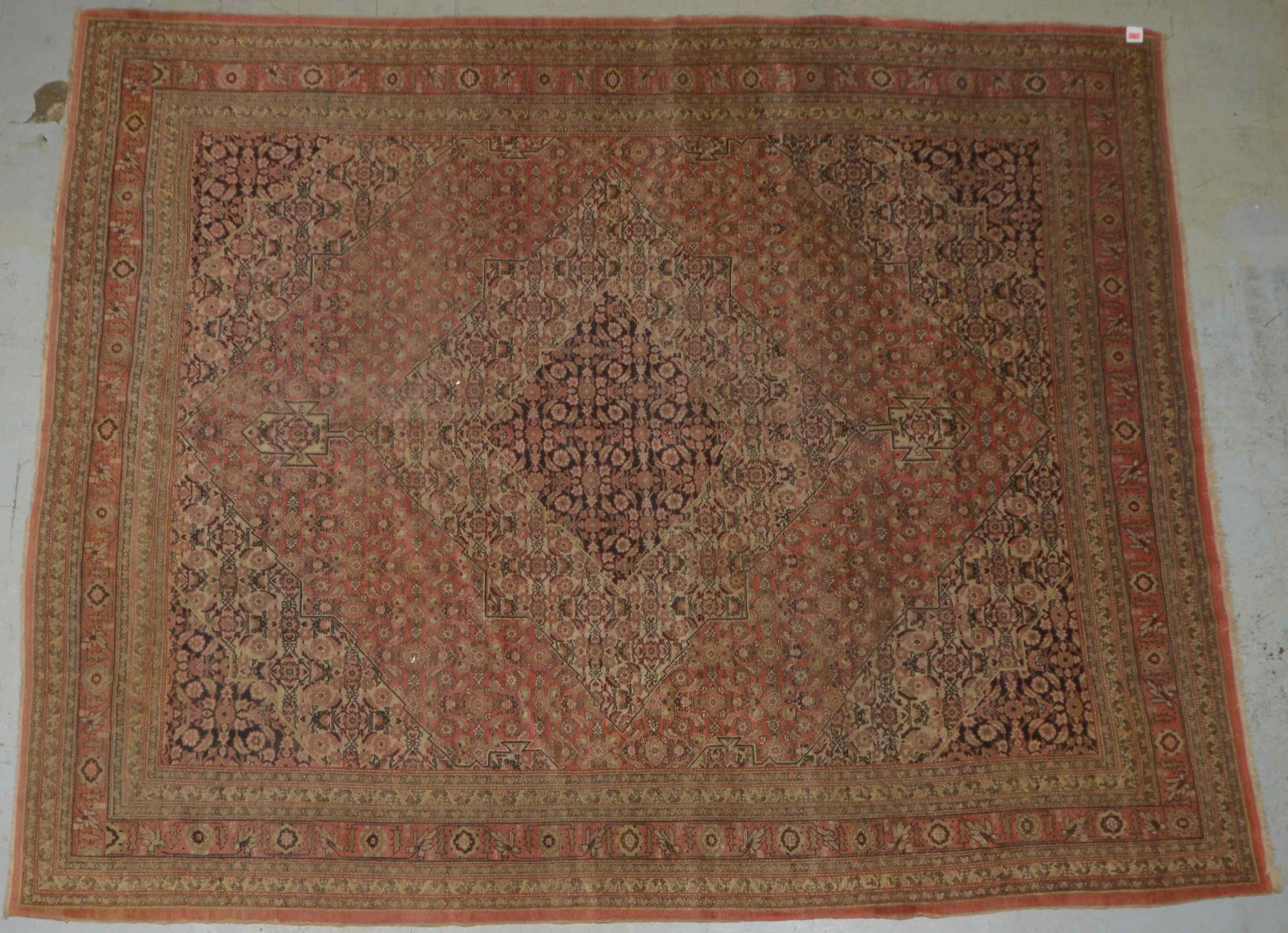Täbriz, antik, ringsum komplett, Flor gleichmäßig dünn - in altersgemäßem Zustand; Maße 344 x 278 cm