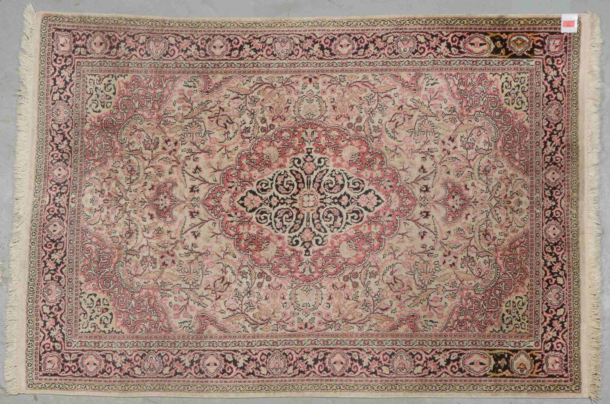 Kaschmir-Seidenteppich, mittelfeine Knüpfung, Flor in insgesamt gutem Zustand; Maße 178 x 122 cm