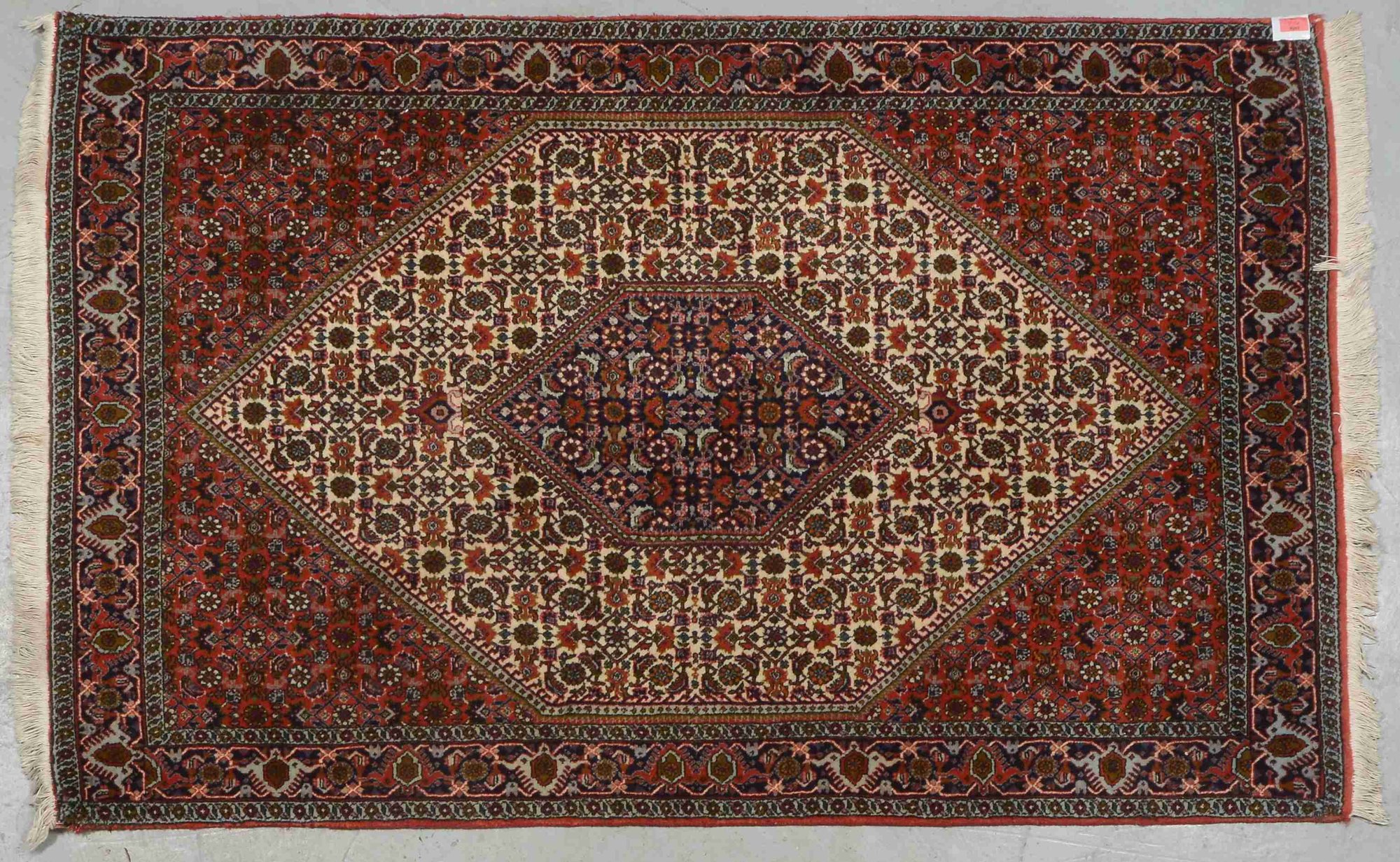 Bidjar-Orientbrücke, mittelfeine feste Knüpfung, Flor in gutem Zustand; Maße 174 x 110 cm