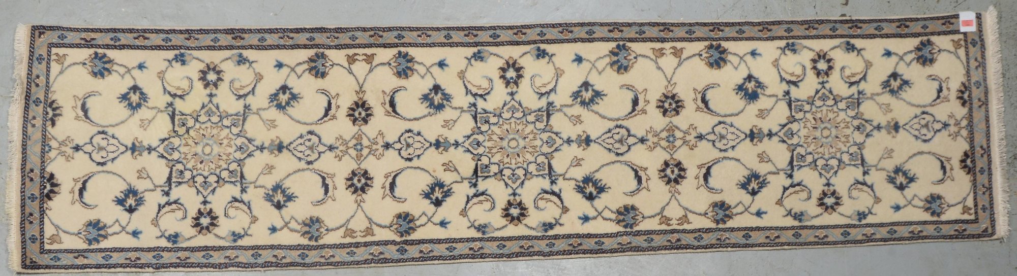 Nain-Orientgalerie, feste Knüpfung, hellgrundig, ringsum komplett, Flor in gutem Zustand