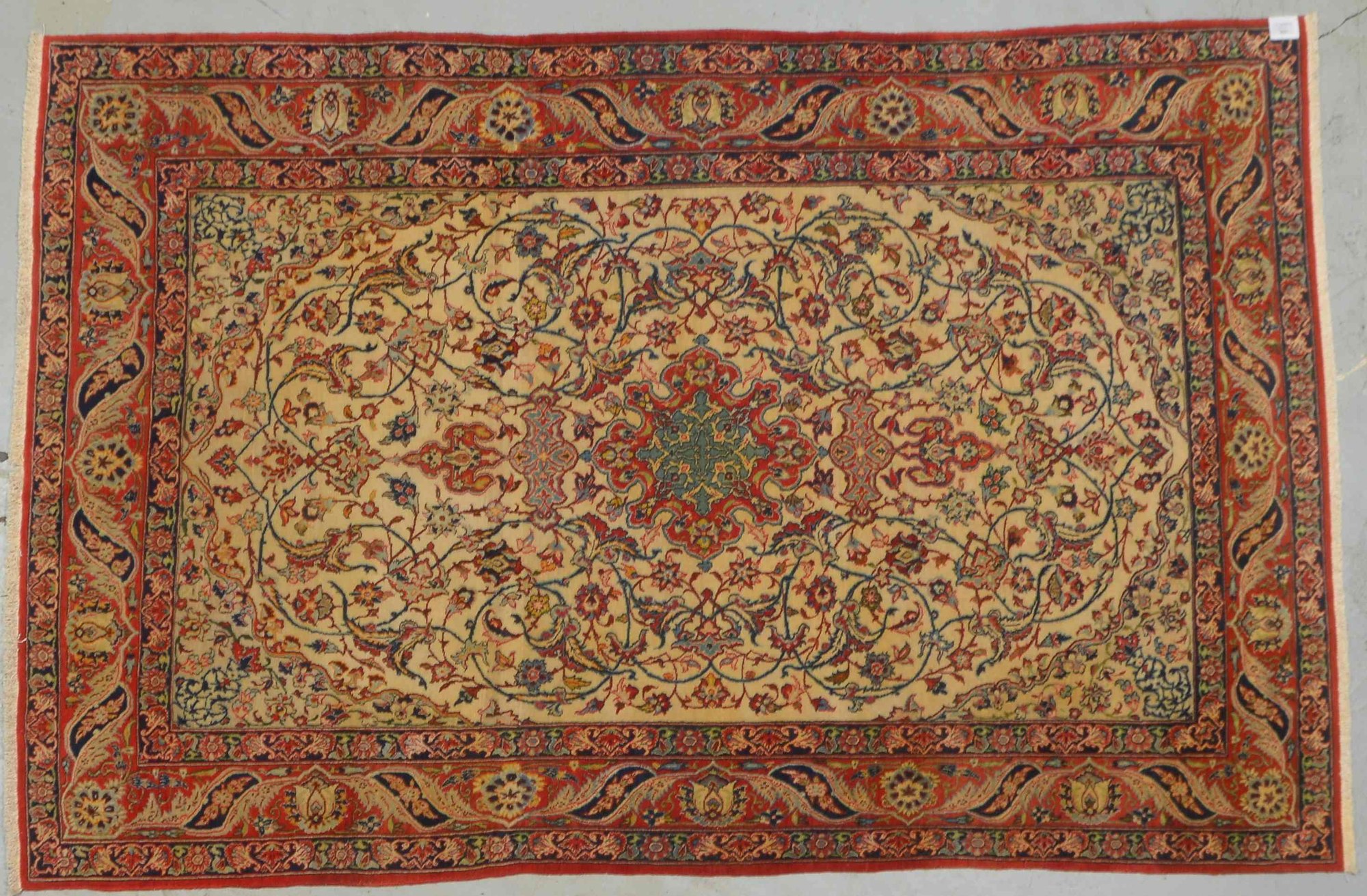 Isfahan, älter, feine Knüpfung, Pflanzenfarben, hellgrundig, Flor in gutem Zustand, ringsum komplett