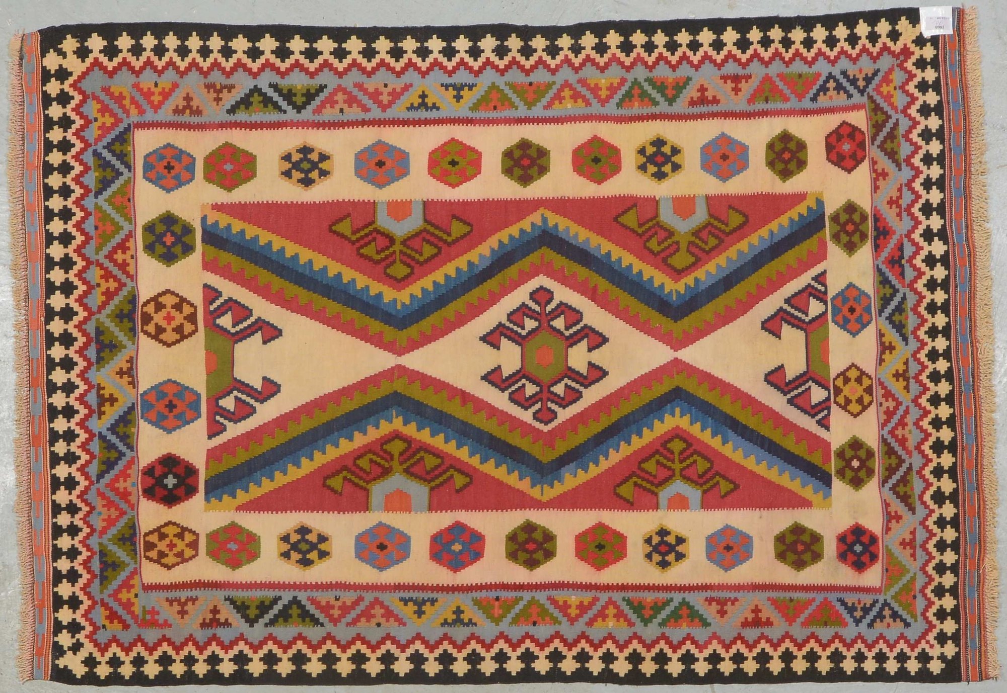 Gashgai-Kelim, fein gewebt, Rflanzenfarben, Schmalseiten neu festoniert; Maße 147 x 104 cm