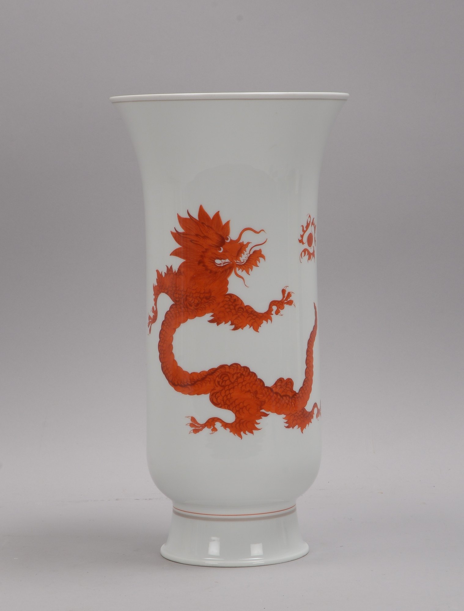 Meissen (Schwertermarke, I. Wahl), Porzellanvase, Dekor 'Roter Drache'; Höhe 35 cm, Ø 17,5 cm