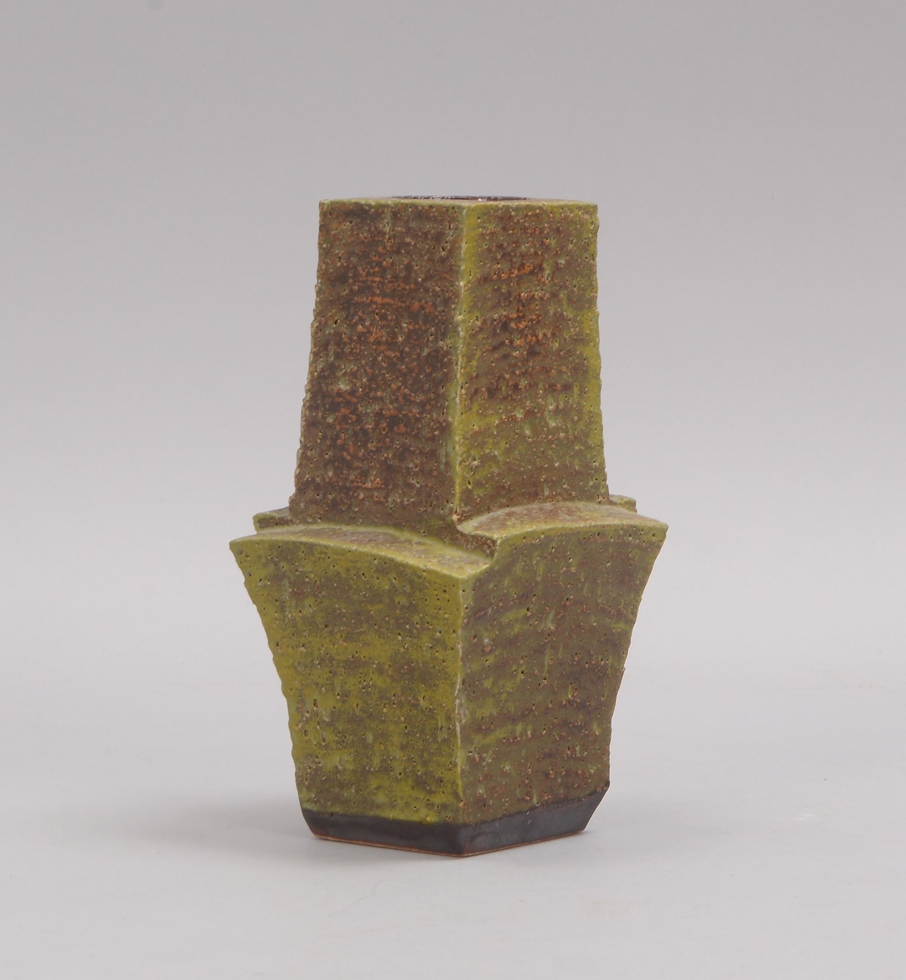 Scheid, Sebastian (1962 Hanau, tätig in Düdelsheim), Künstler-Keramikvase in stereometrischen Formen