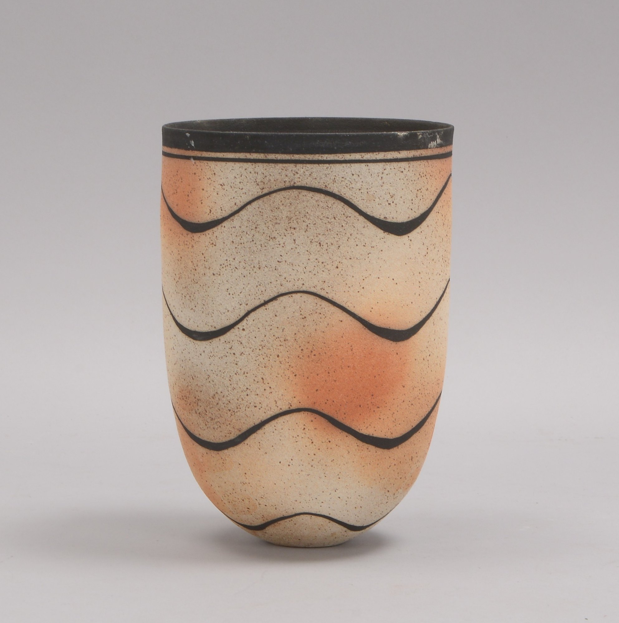 Andersen, Beate (*1942, Kopenhagen), Künstlerkeramik, Bechervase, Steingut mit gerauhter Innenseite