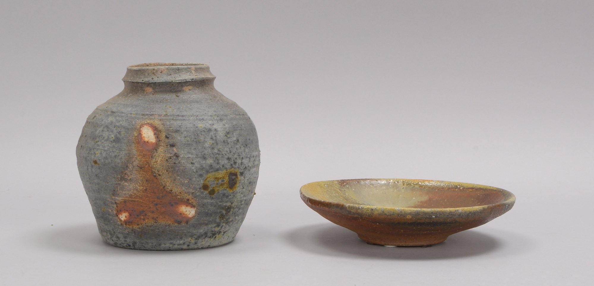 2 Künstlerkeramiken (mit Künstlersignet/mit Werkstattzeichen - jeweils ungedeutet!): Vase und Schale