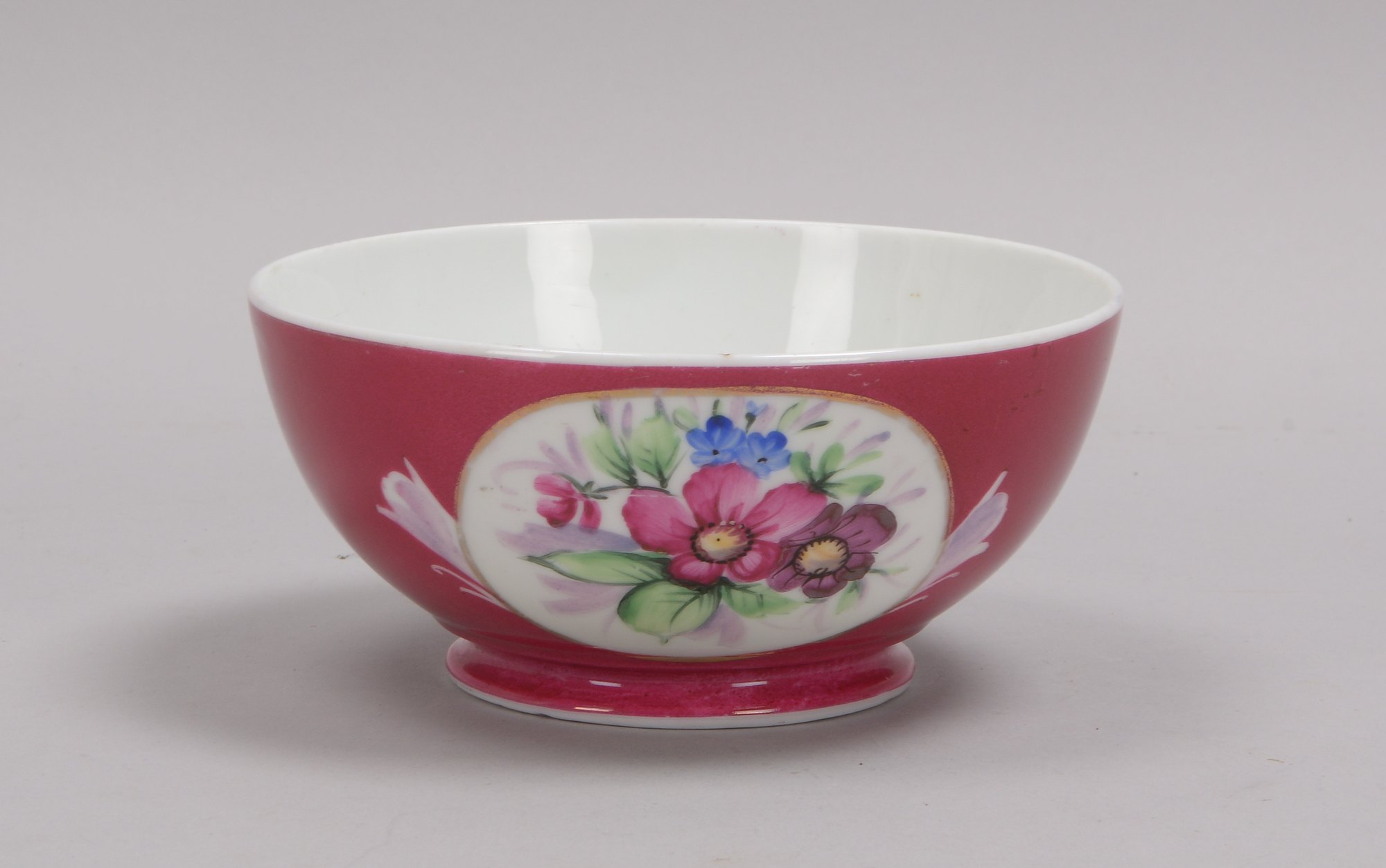 Gardner/Russland, Porzellanschüssel, bordeauxroter Fond, mit Blumendekor