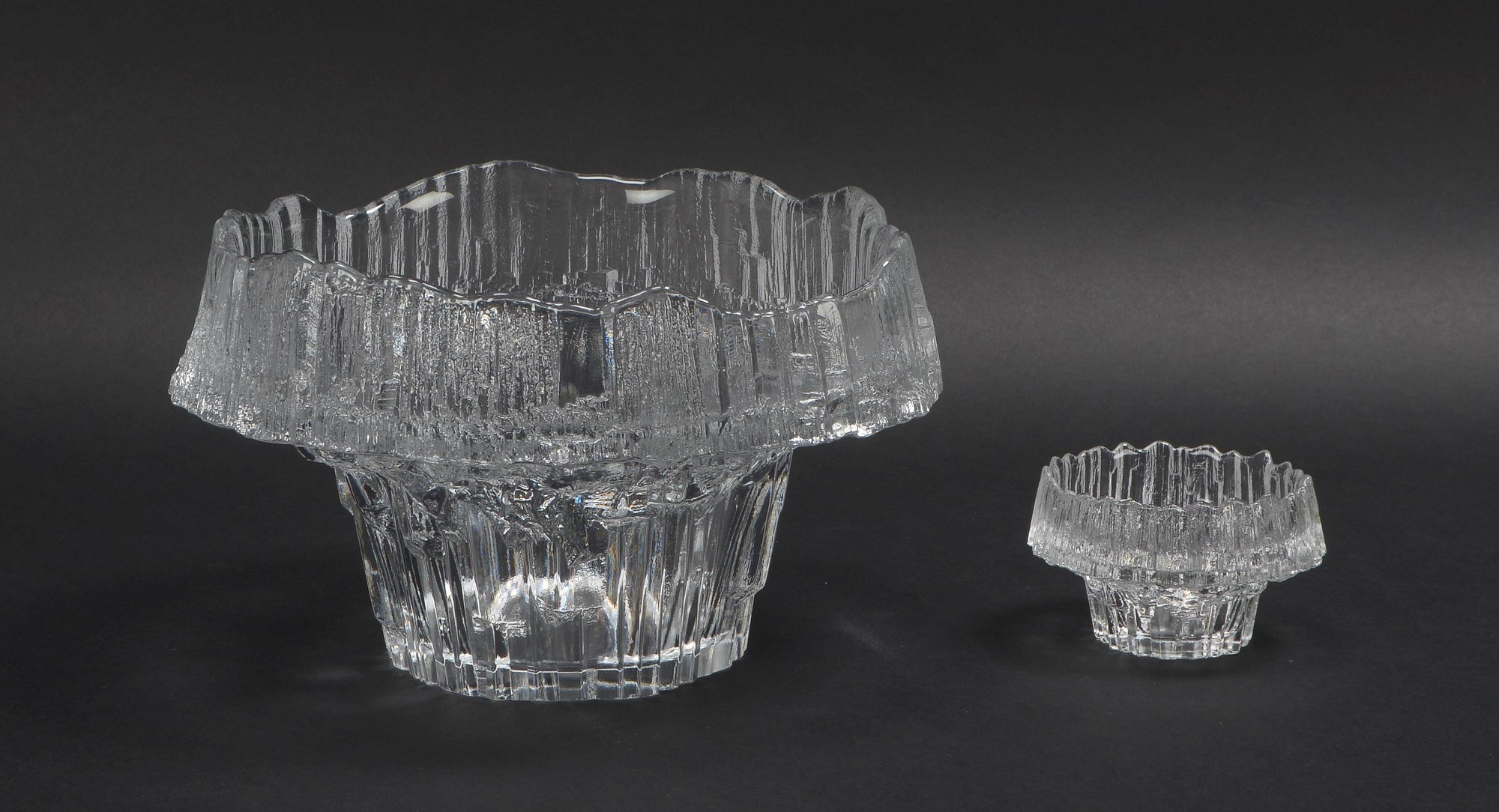 Iittala/Finnland, 2 Glasschalen, Modell 'Kulho Stellaria', Entwurf: Tapio Wirkkala; 1x groß/1x klein
