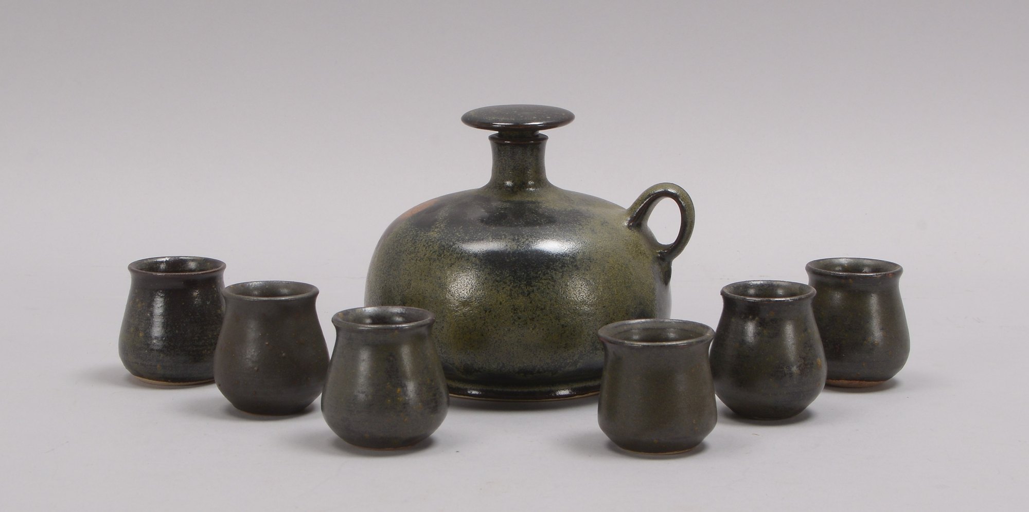 Traditionelles Schnapsset, Keramik, 7-teilig: Karaffe, Höhe 11 cm, mit 6-teiligem Satz Schnapsbecher