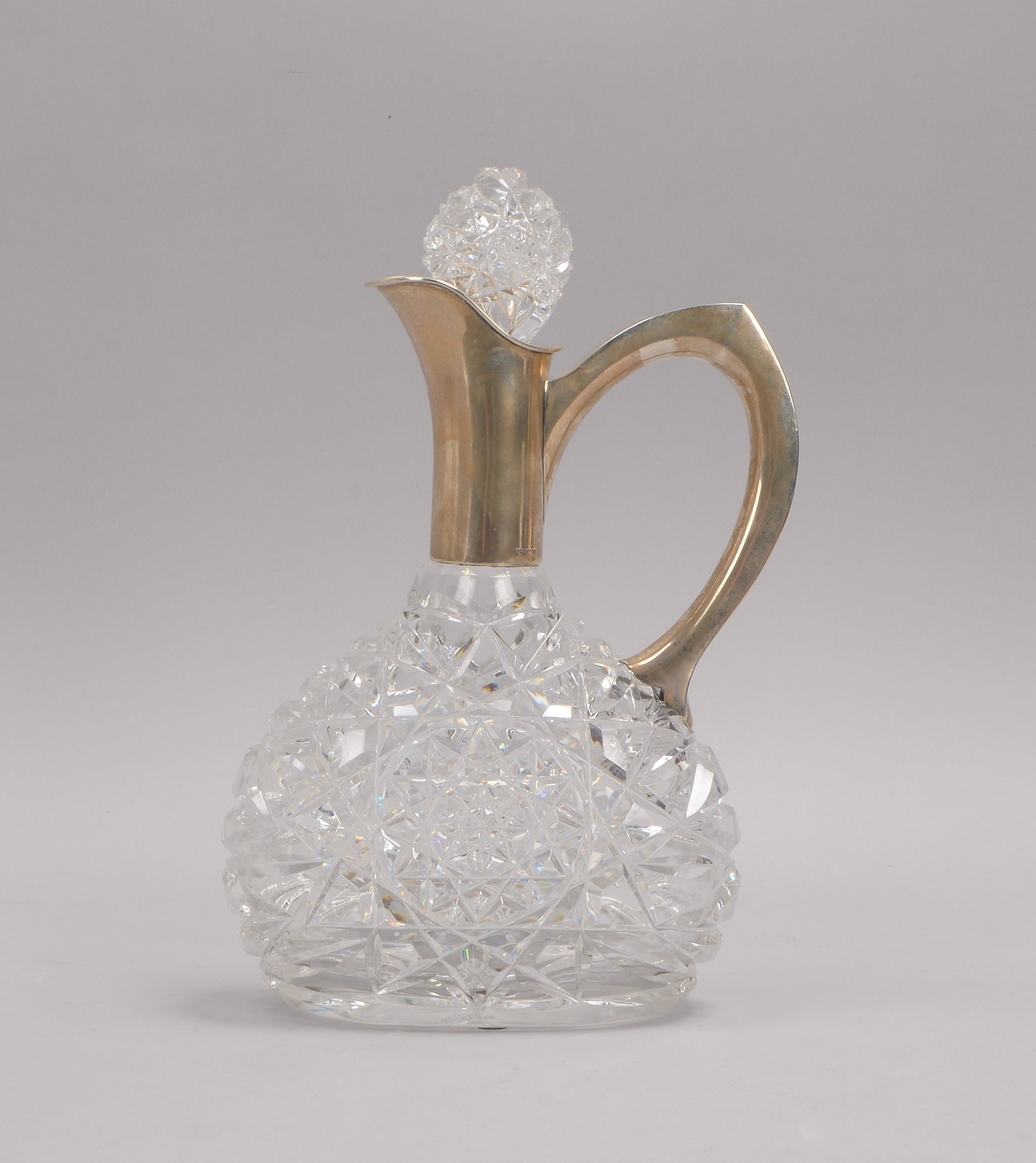 Karaffe, Kristallglas mit 800 Silber-Montierung; Glas mit reichem Schliffdekor; Höhe 28,5 cm