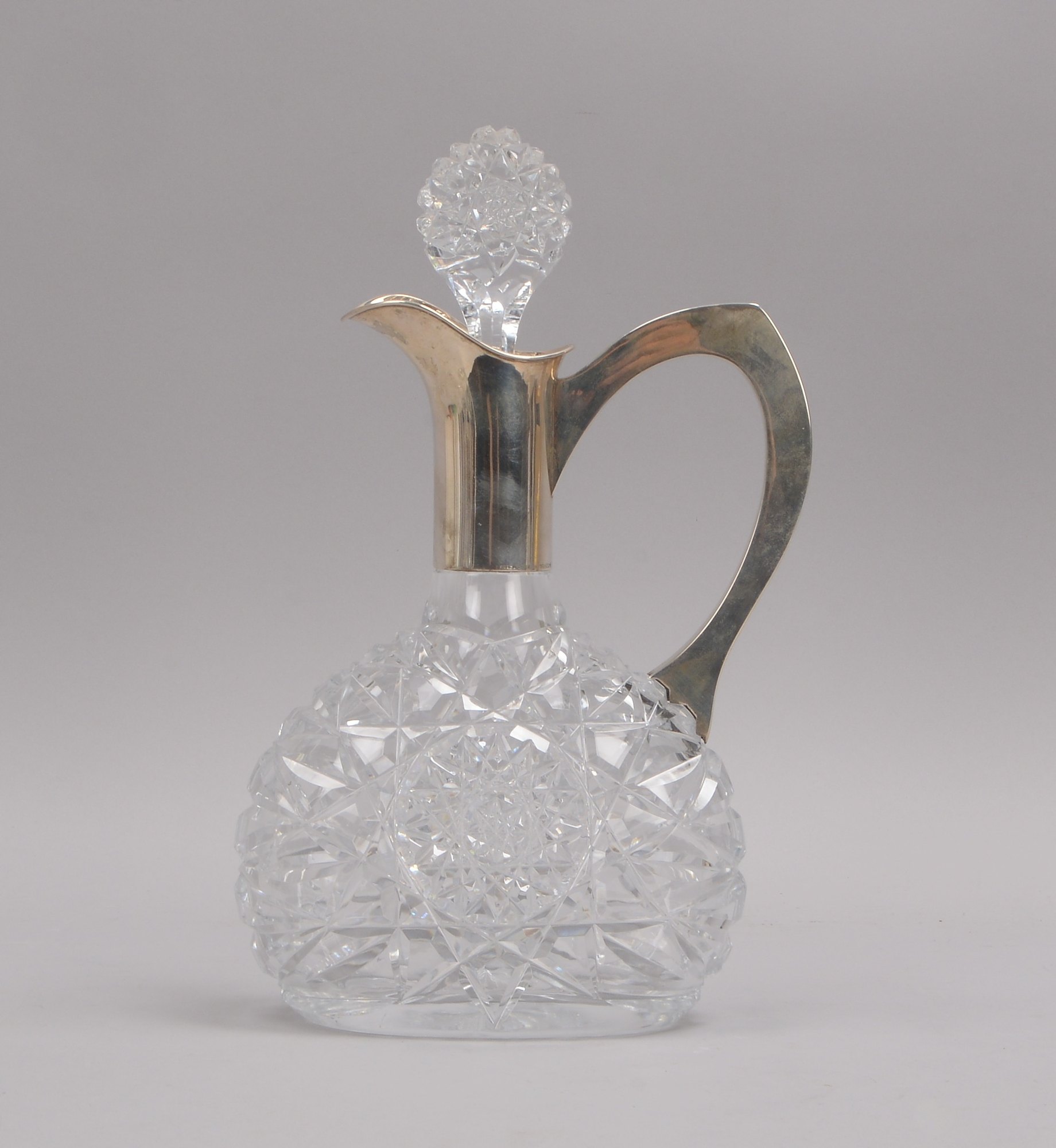 Karaffe, Kristallglas mit 800 Silber-Montierung; Glas mit reichem Schliffdekor; Höhe 31 cm