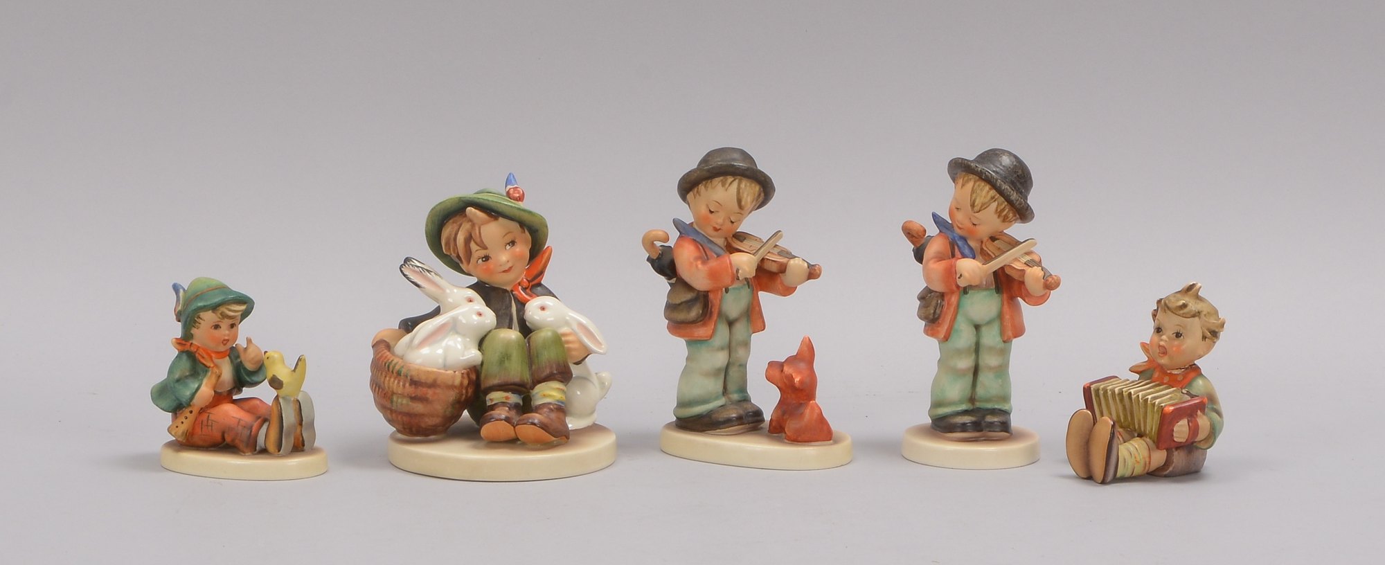 Hummel, kleines Keramikfiguren-Konvolut, verschiedene Ausführungen, jeweils polychromiert