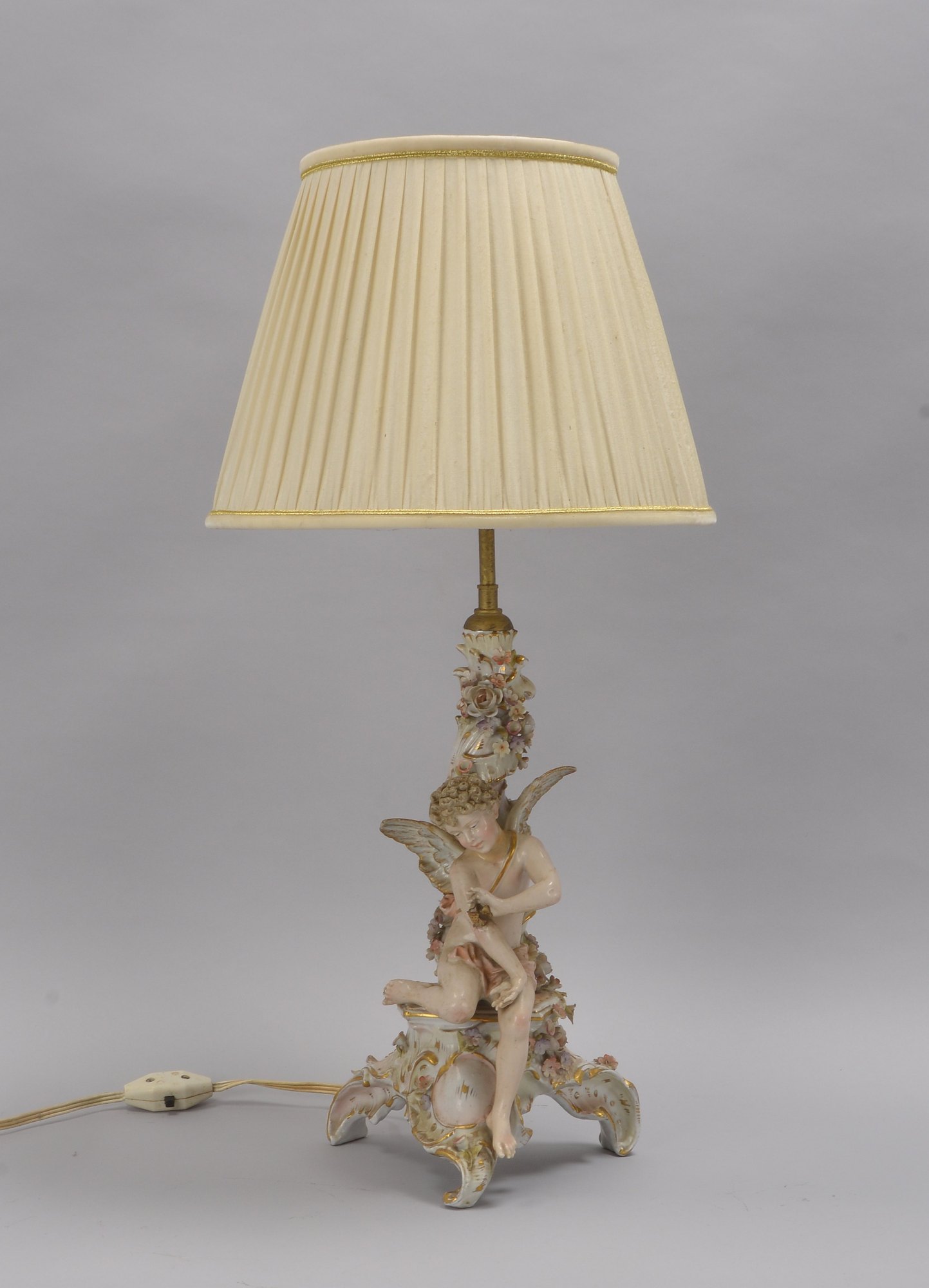 Schierholz, Porzellanlampe, 1-flammig, figürlicher Porzellanfuß mit Engelsfigur und Blütenbesatz