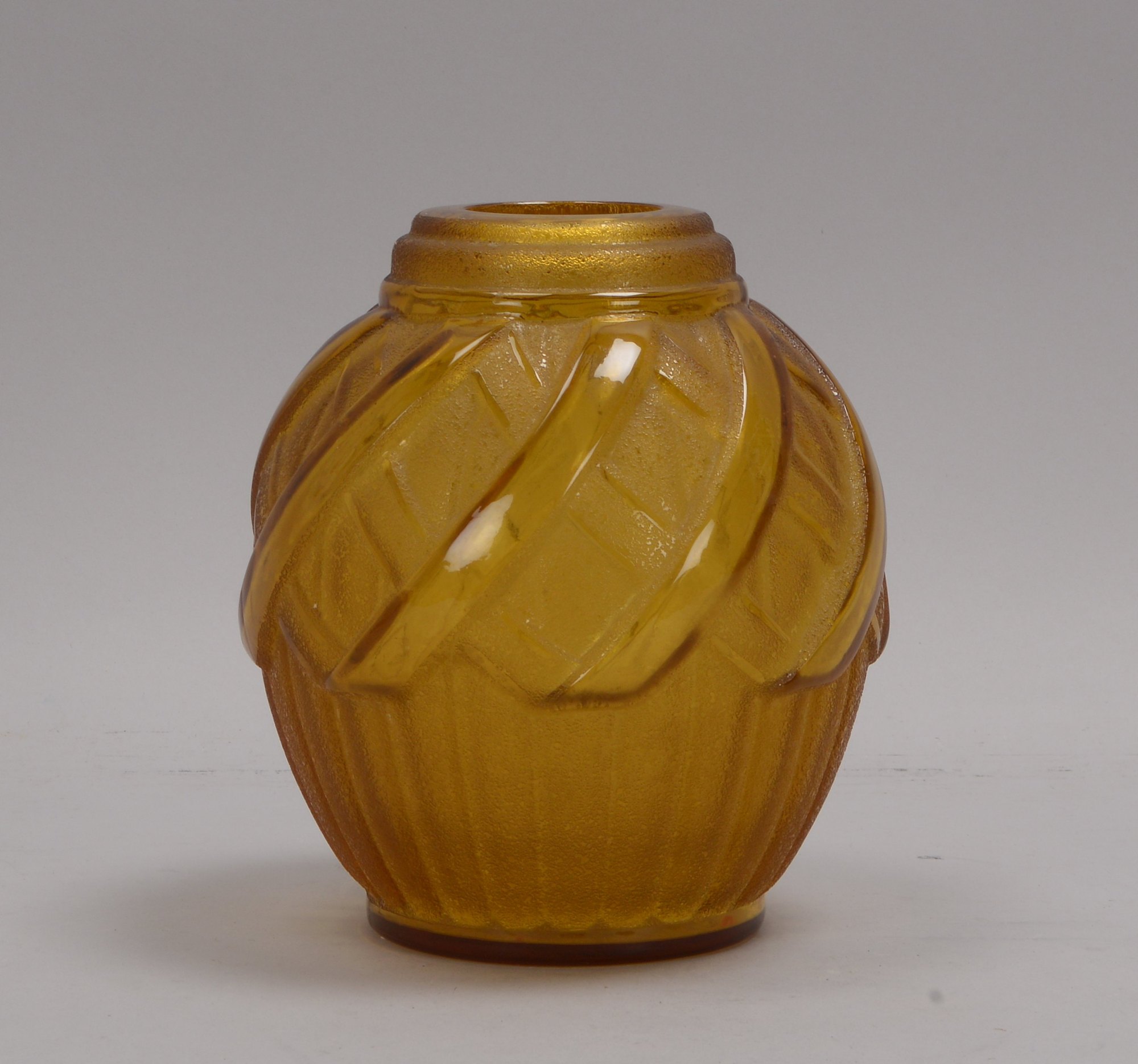 Vercais/Frankreich, Designer-Glasvase, bernsteinfarben, signiert; Höhe 18 cm