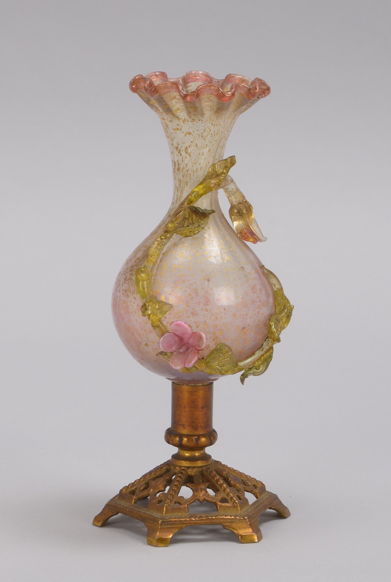 Ziervase (Venedig), Glas, bauchige Form, Mündung mit ausgestelltem Wellenrand, mit Goldflitter