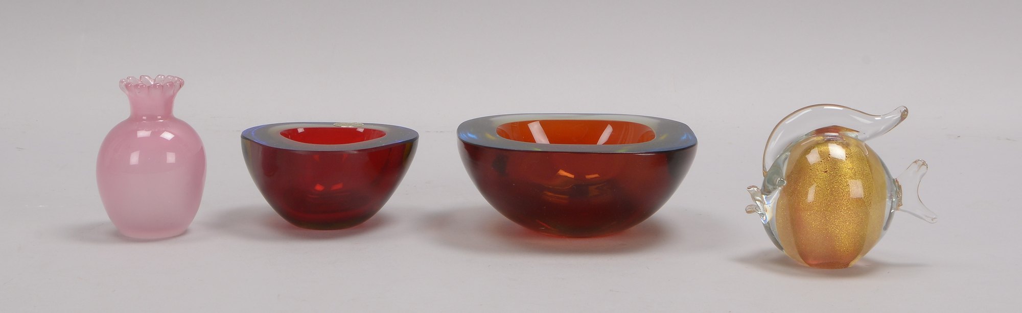 Tischglas-Konvolut (Murano), verschiedene Ausführungen, 4 Teile: 2x Ascher, Tischvase, und 'Fisch'