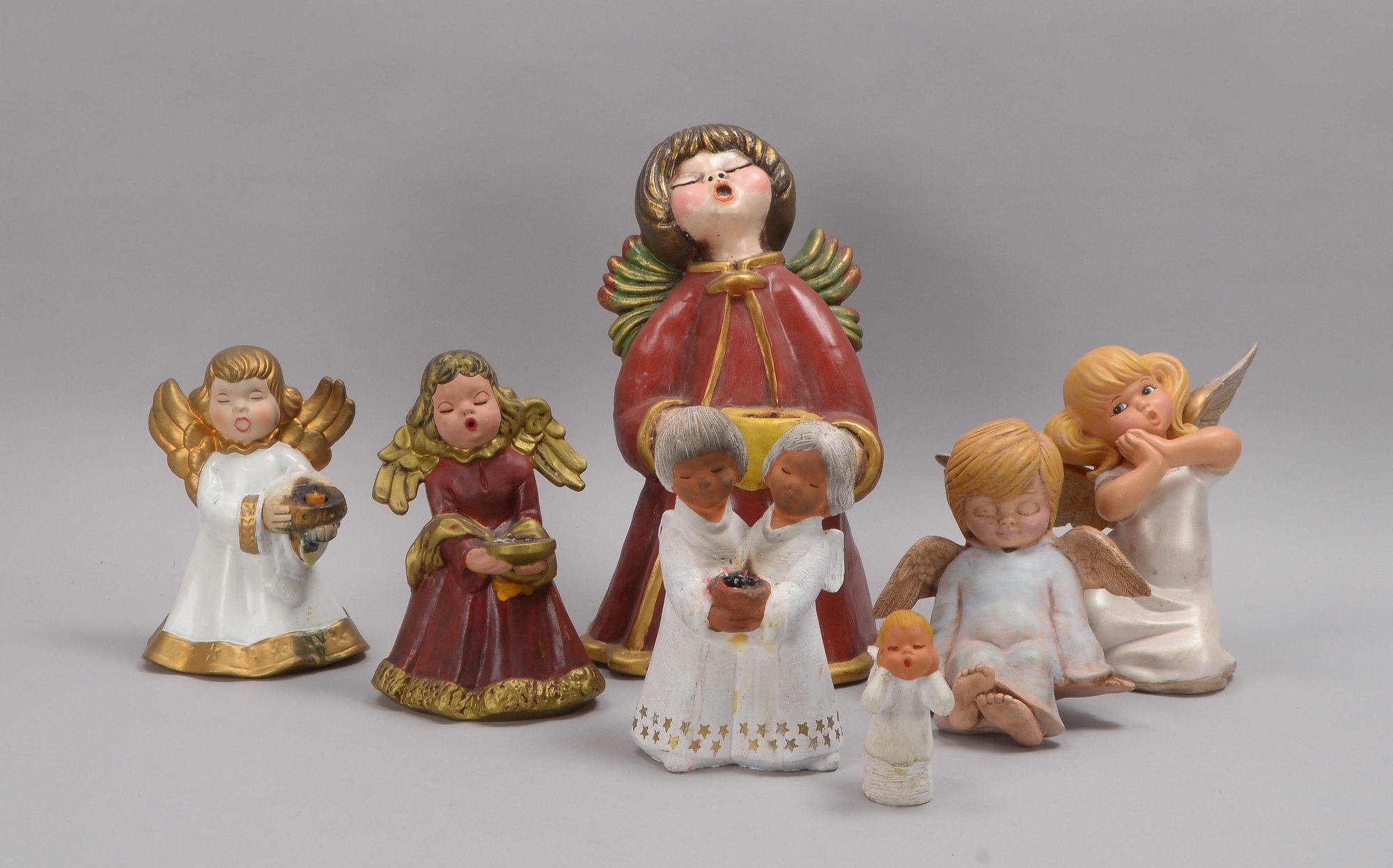 Kleine Sammlung figürlicher Kerzenleuchter, Keramik/Porzellan, 'Engelsfiguren', versch. Ausführungen