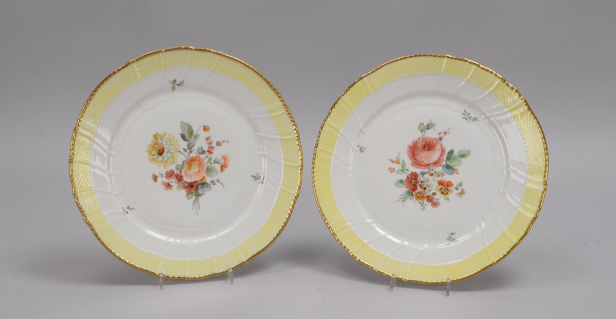 KPM, 2 Porzellan-Speiseteller, Form 'Neuosier', mit Bemalung, Entwurf: Johanna Knisch; Ø 26,5 cm