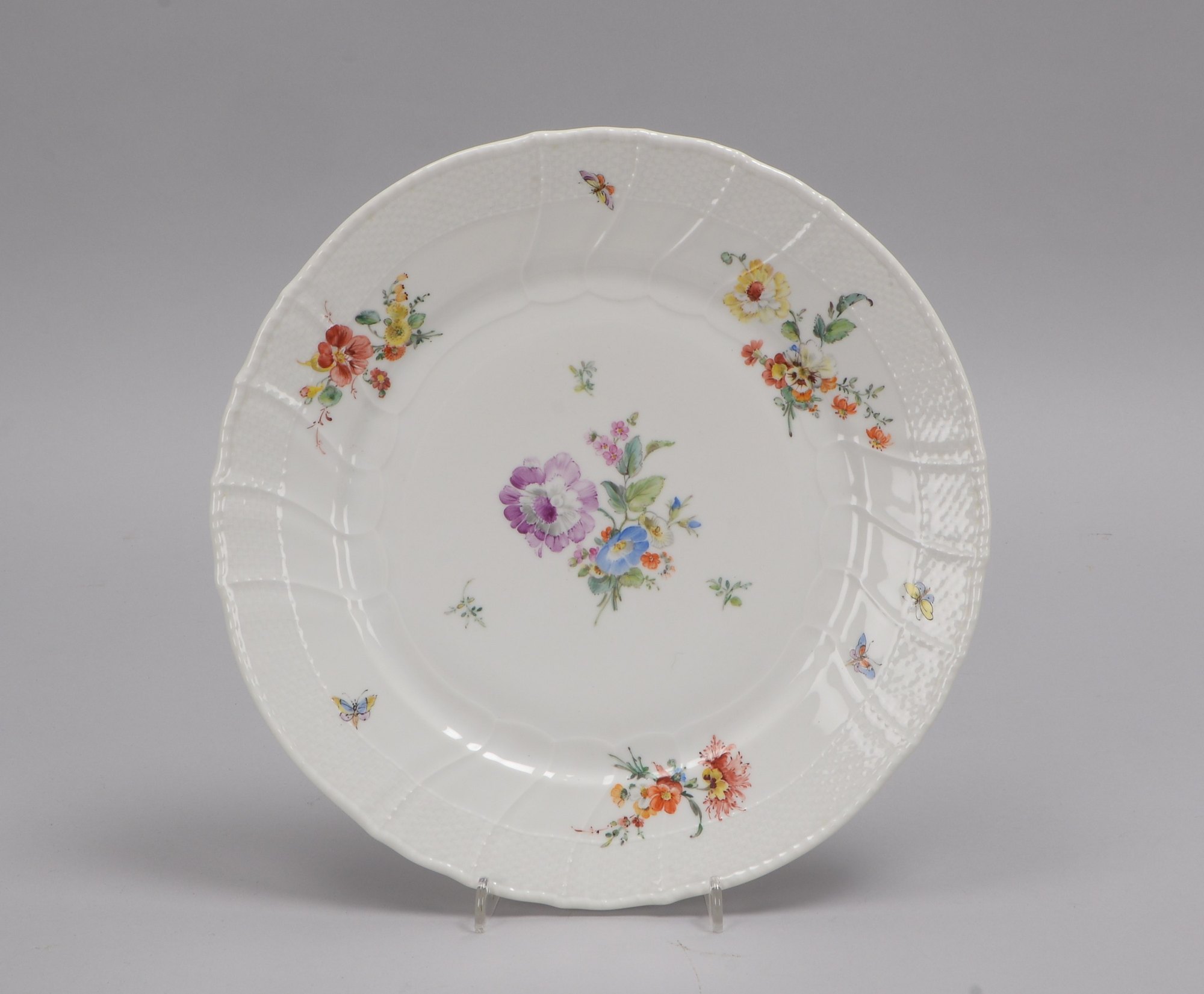 KPM, Porzellan-Speiseteller, Form 'Neuosier', mit Bemalung, Entwurf: Johanna Knisch; Ø 26,5 cm