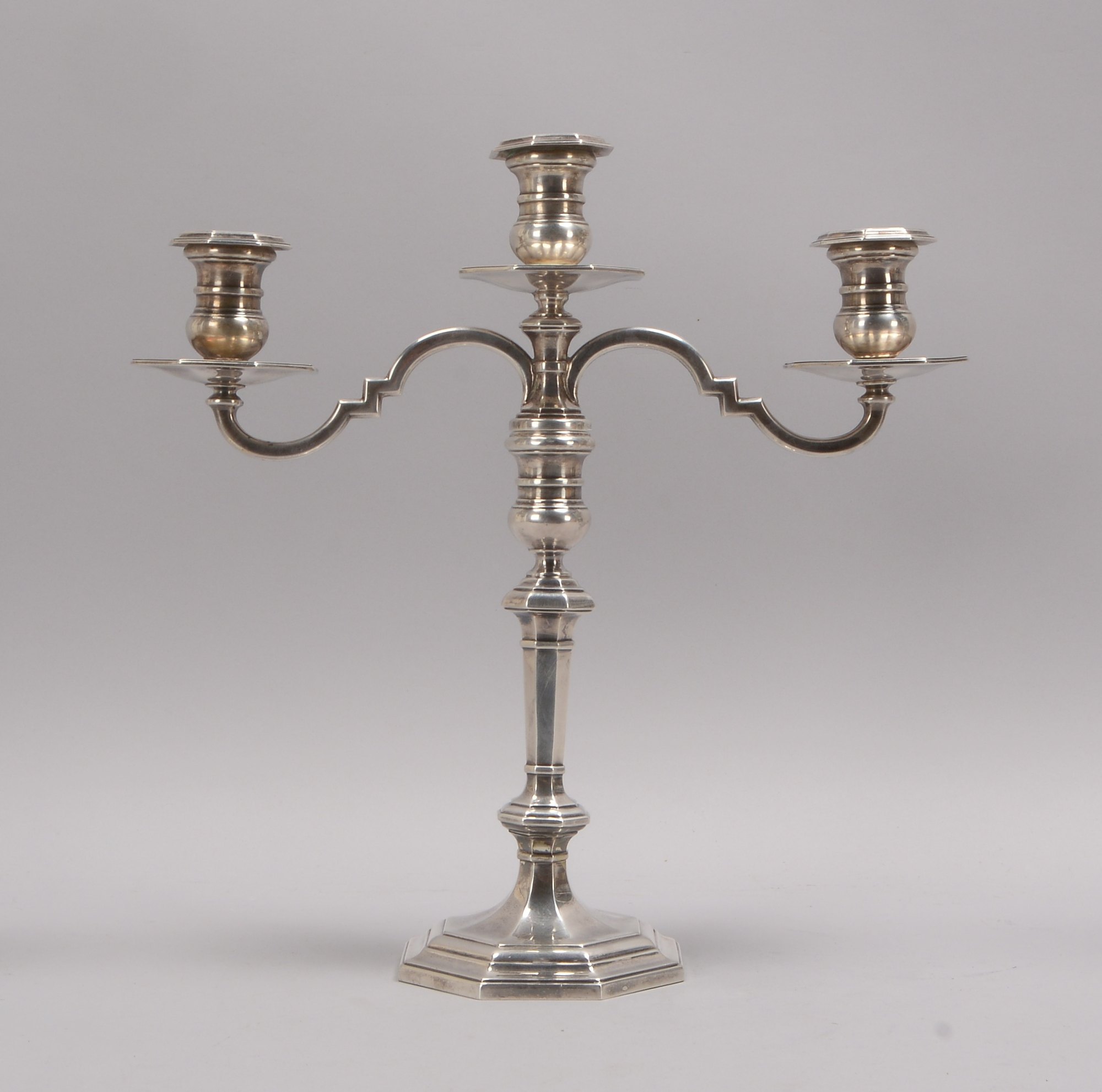 Tafelleuchter (Mappin & Webb, Sheffield/England), Sterlingsilber (mehrfach punziert), 3-flammig