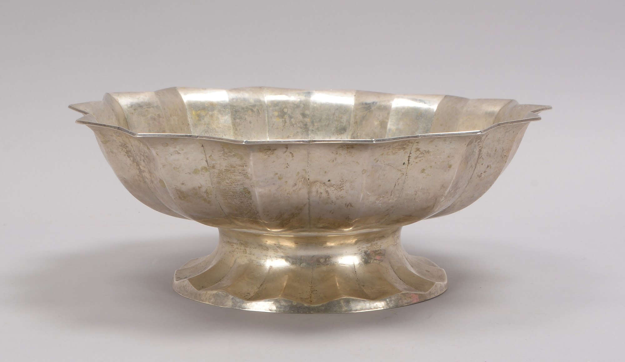 Schale (Schweden), 830 Silber (mehrfach punziert), auf Stand; Höhe 11,5 cm, Durchmesser Ø 33 cm