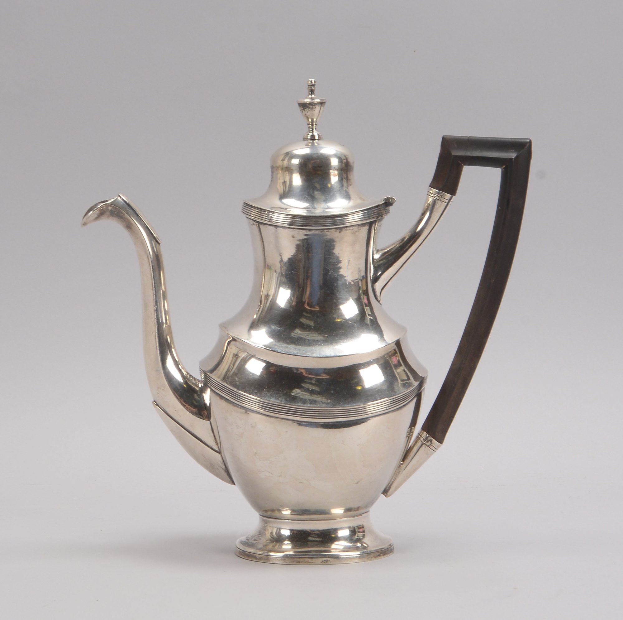 Kaffeekanne (vor 1880 - mit Tremolierstrich), Silber (punziert), Kanne mit Holzgriff; Höhe 29 cm