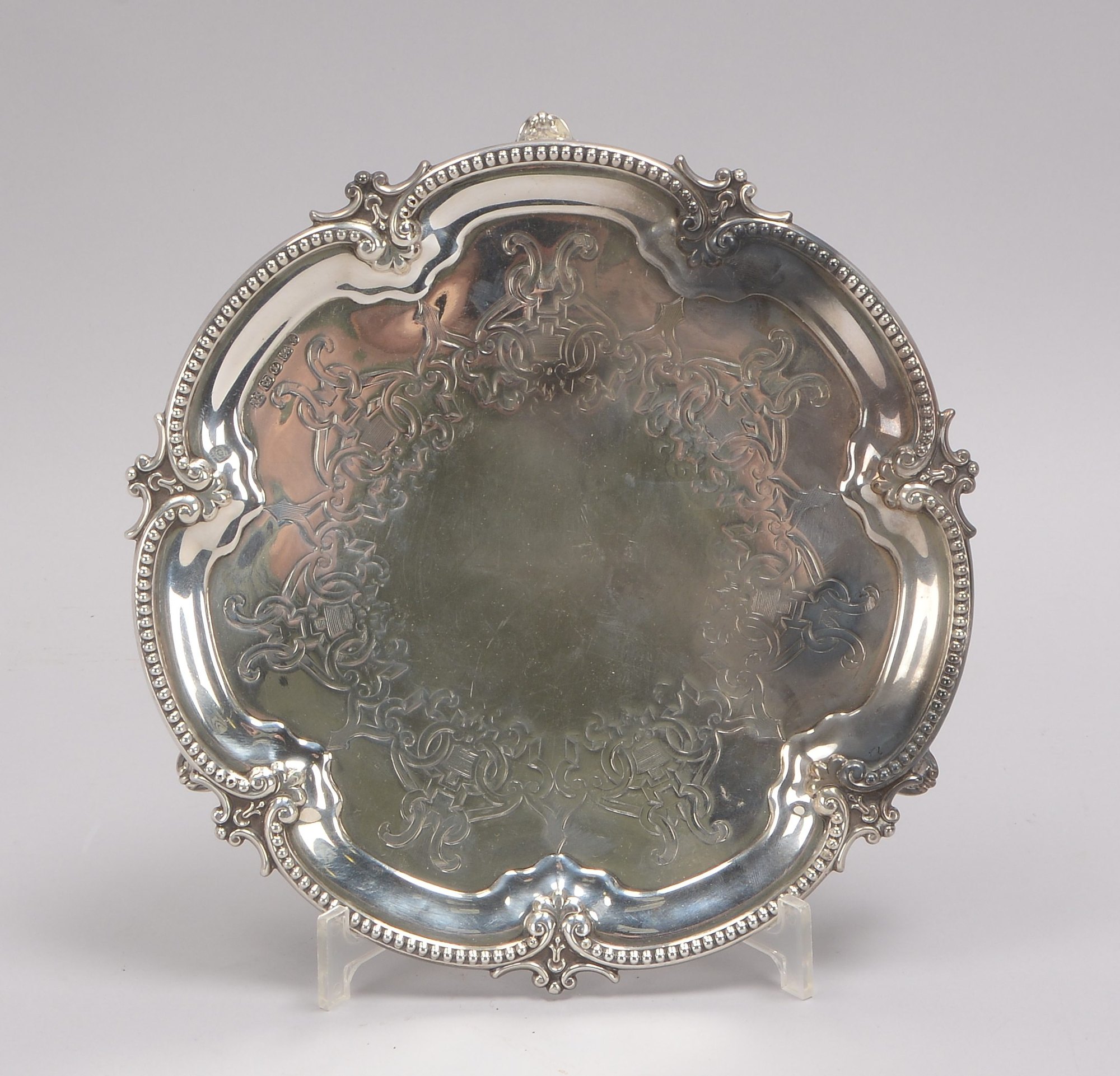 Tablett (England), 925 Silber (mehrfach punziert), auf 4x Füßen; Durchmesser ca. Ø 25 cm