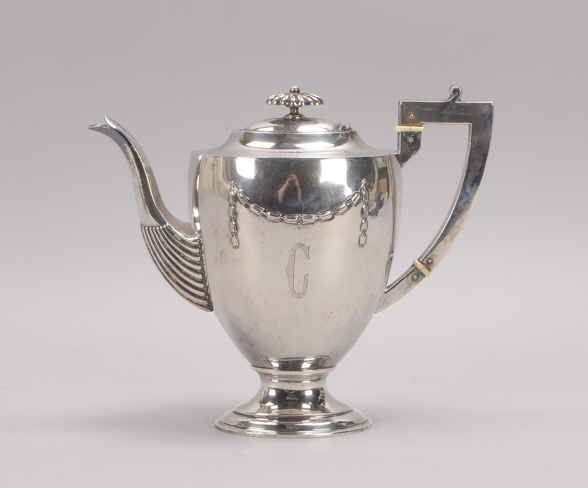Kanne (gemarkt 'Halbmond- und Krone', Beschaumeister ungedeutet), 800 Silber, Korpus in Empire-Form