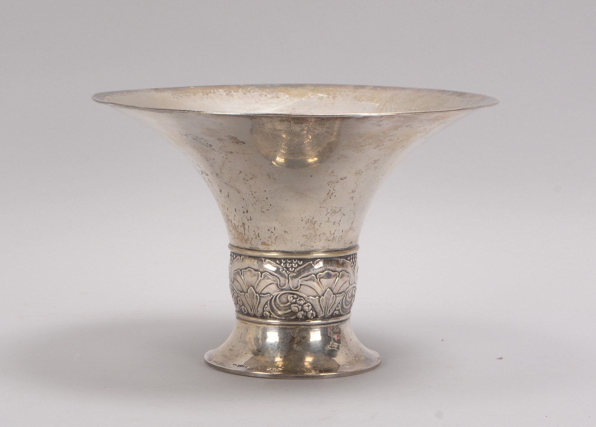 Fußschale (Schweden), 830 Silber (punziert); Höhe 17,5 cm, Durchmesser Ø 26,5 cm, Gewicht 545 g