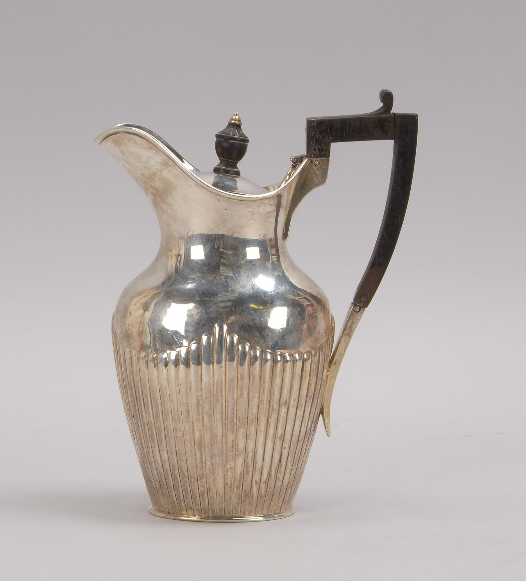 Kanne (London, 1883), 925 Silber (mehrfach punziert); Höhe 20,5 cm, Gewicht 424 cm