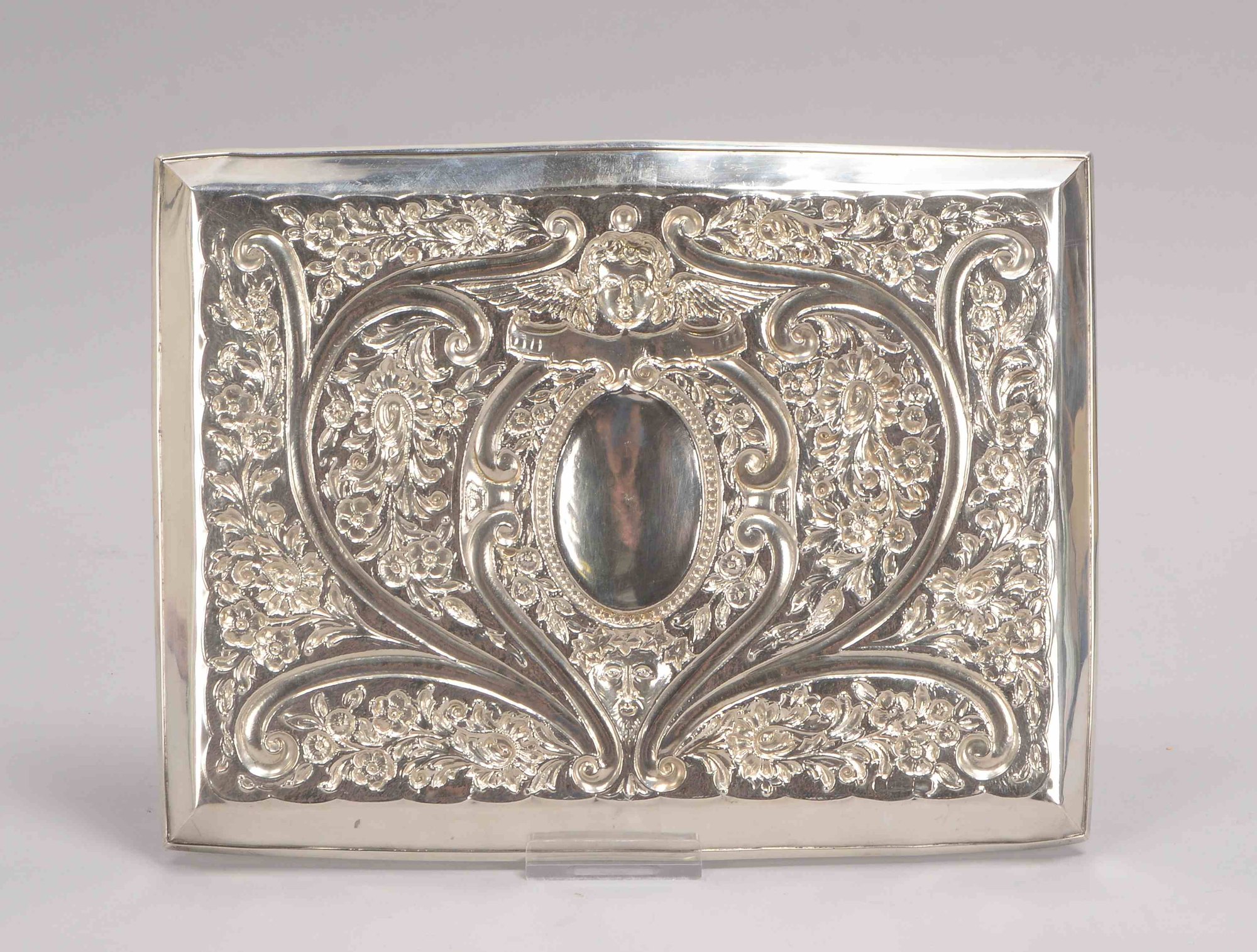 Schale (Schweden), 830 Silber (punziert), umlaufend mit Reliefdekor; Maße 29,5 x 22,5 cm