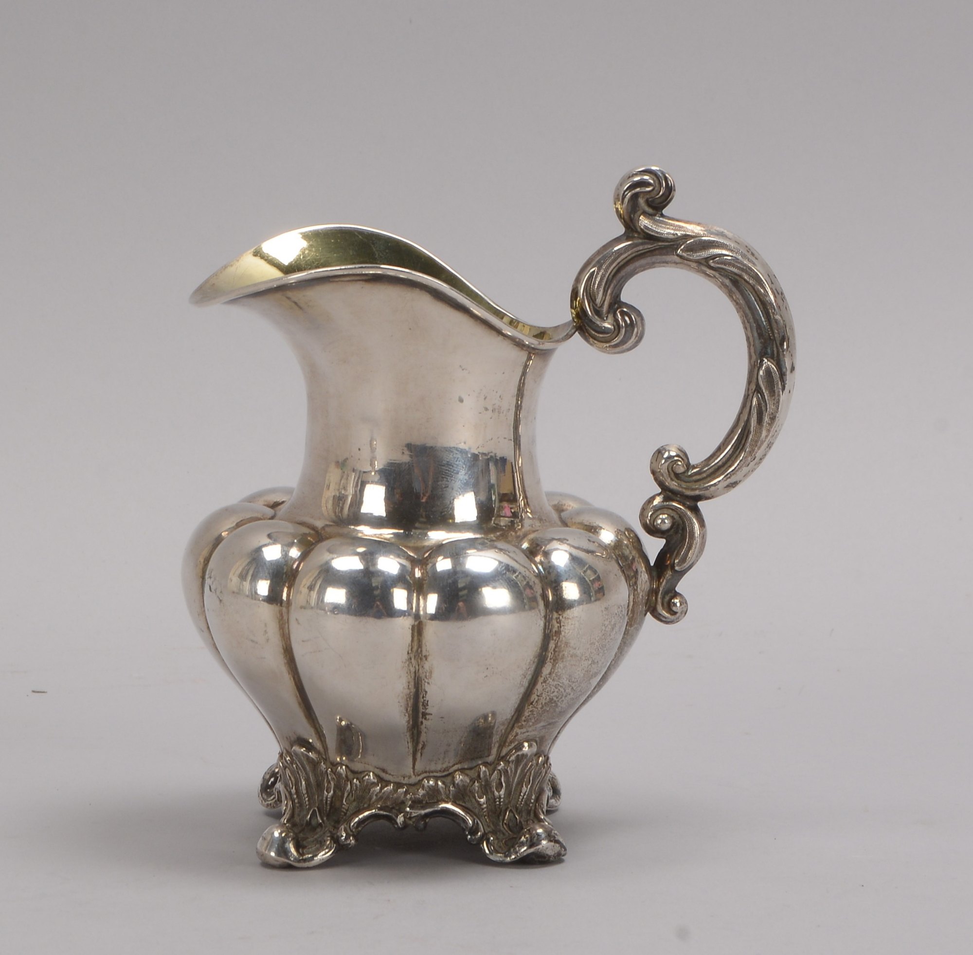 Sahnegießer (Schweden), 830 Silber (nehrfach punziert); Höhe 14,5 cm, Gewicht 224 g