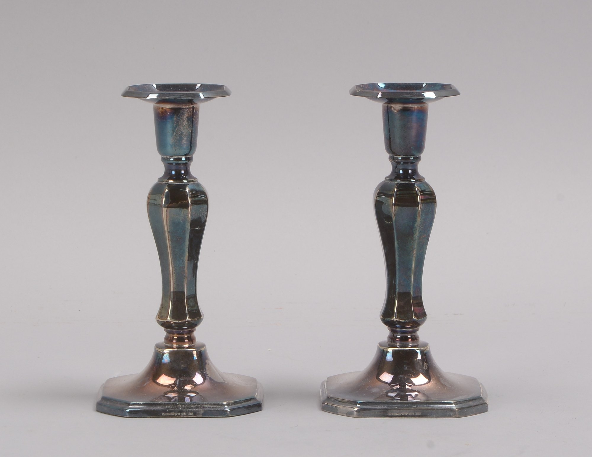 Paar Tischkerzenleuchter (Schweden), 830 Silber (mehrfach punziert) - gefüllt; Höhe 15 cm