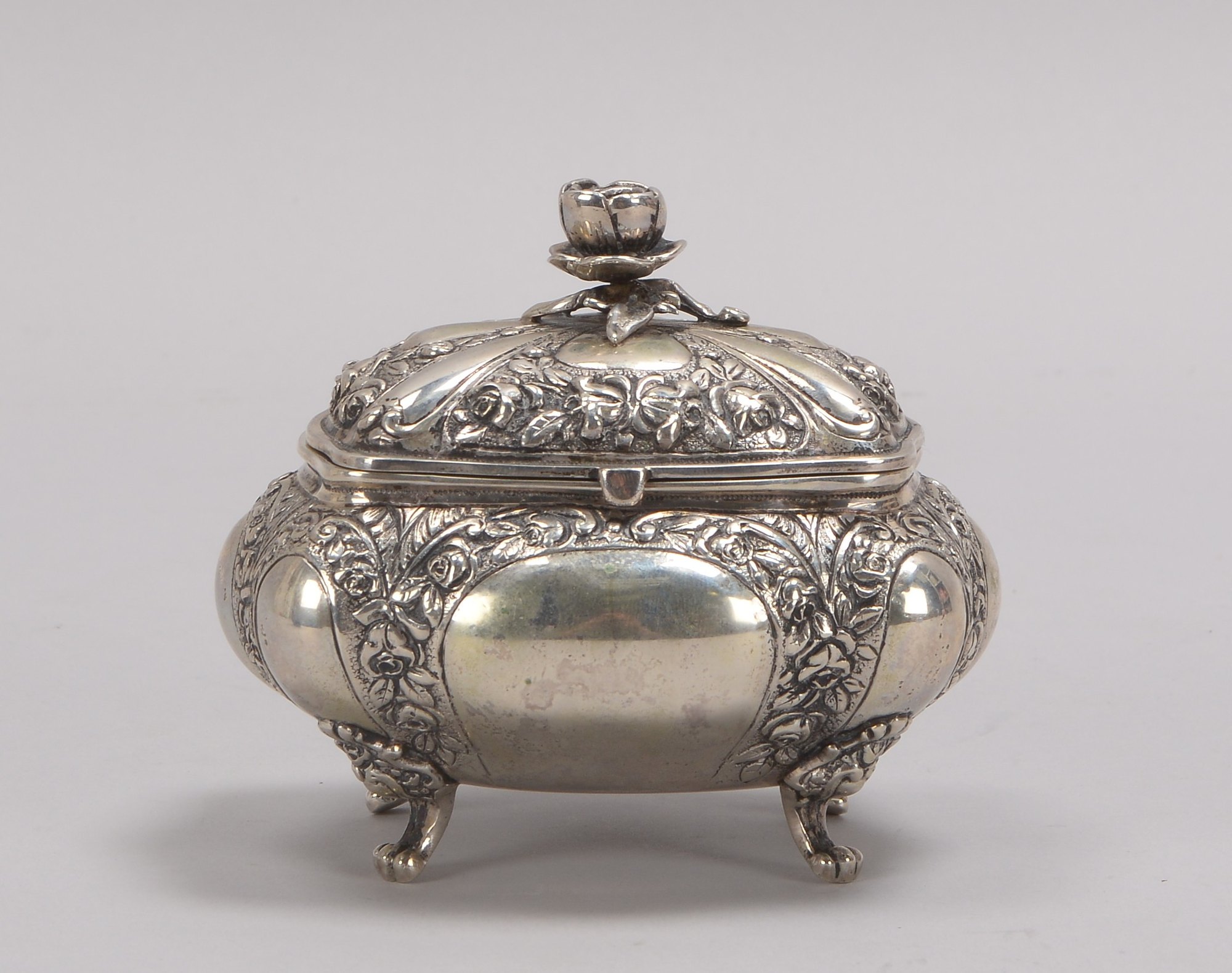 Barocke Zuckerdose (Schweden), 835 Silber (mehrfach punziert), Dose auf Füßen; Höhe 10 cm