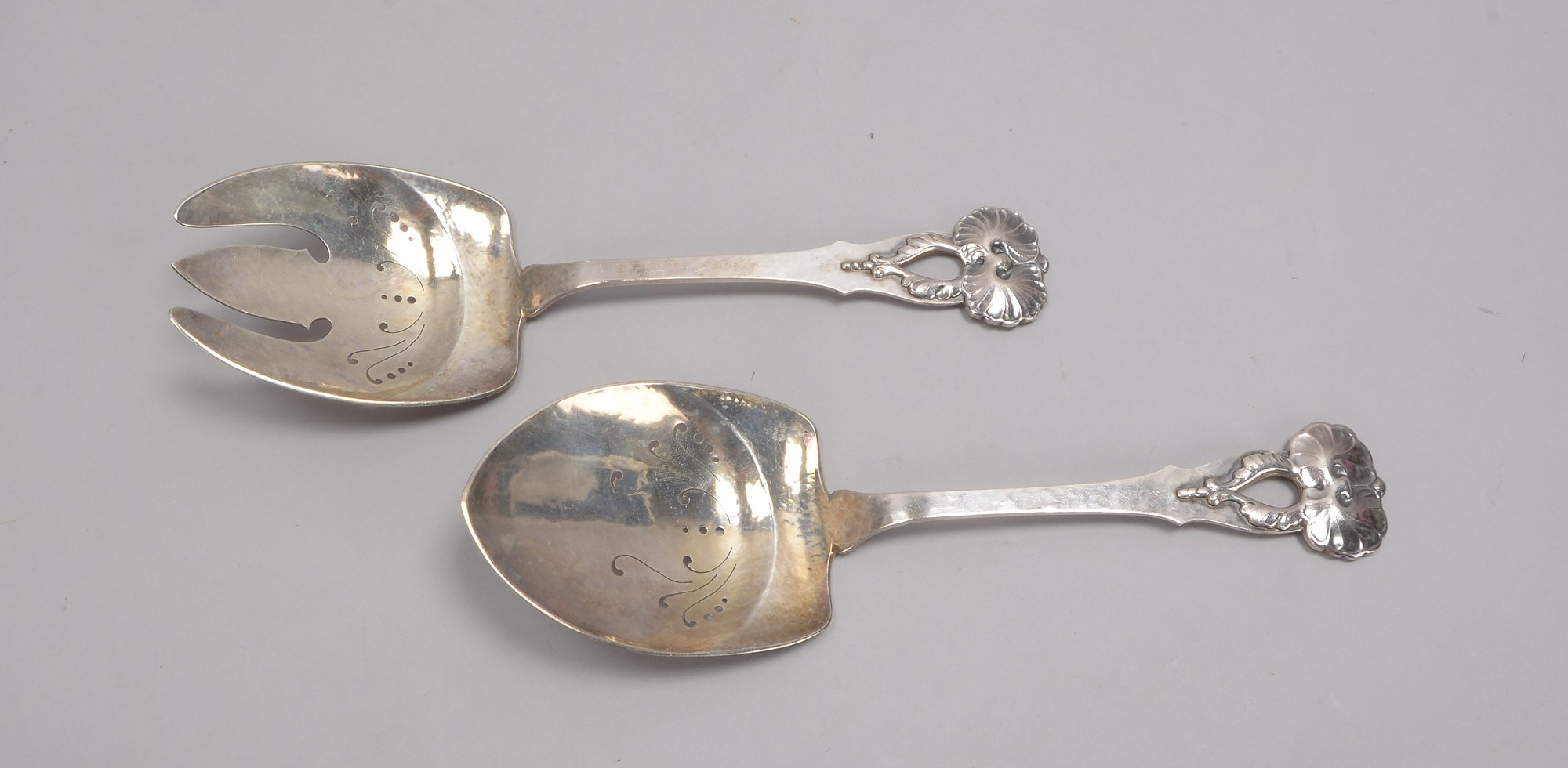 K. Andersson/Schweden, Vorlegebesteck (um 1920), 830 Silber (punziert), 2-teilig; Länge je 25 cm