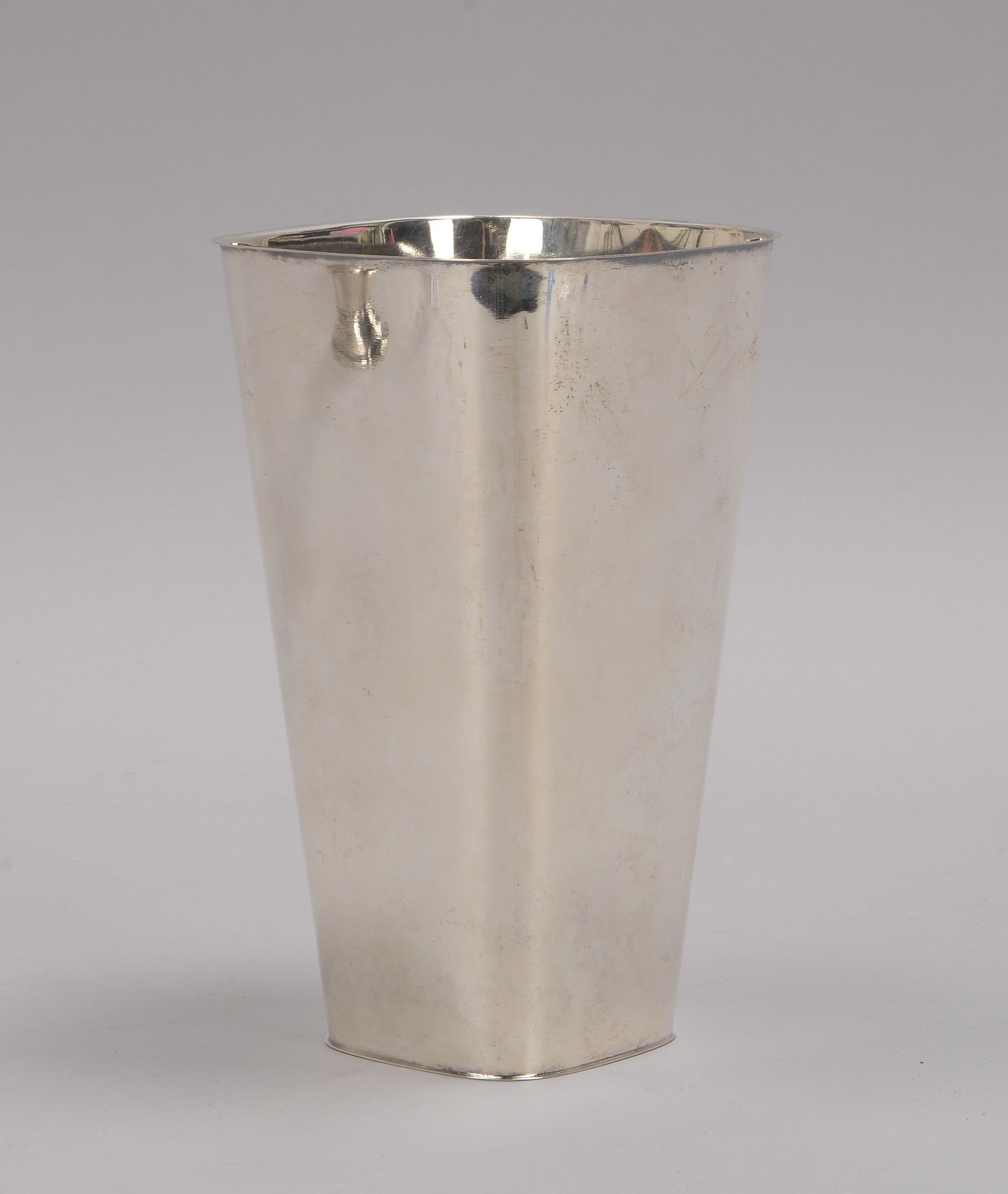 Gustaf Janson/Schweden, Tischvase, 830 Silber (mehrfach punziert); Höhe 18,5 cm, Gewicht 360 g