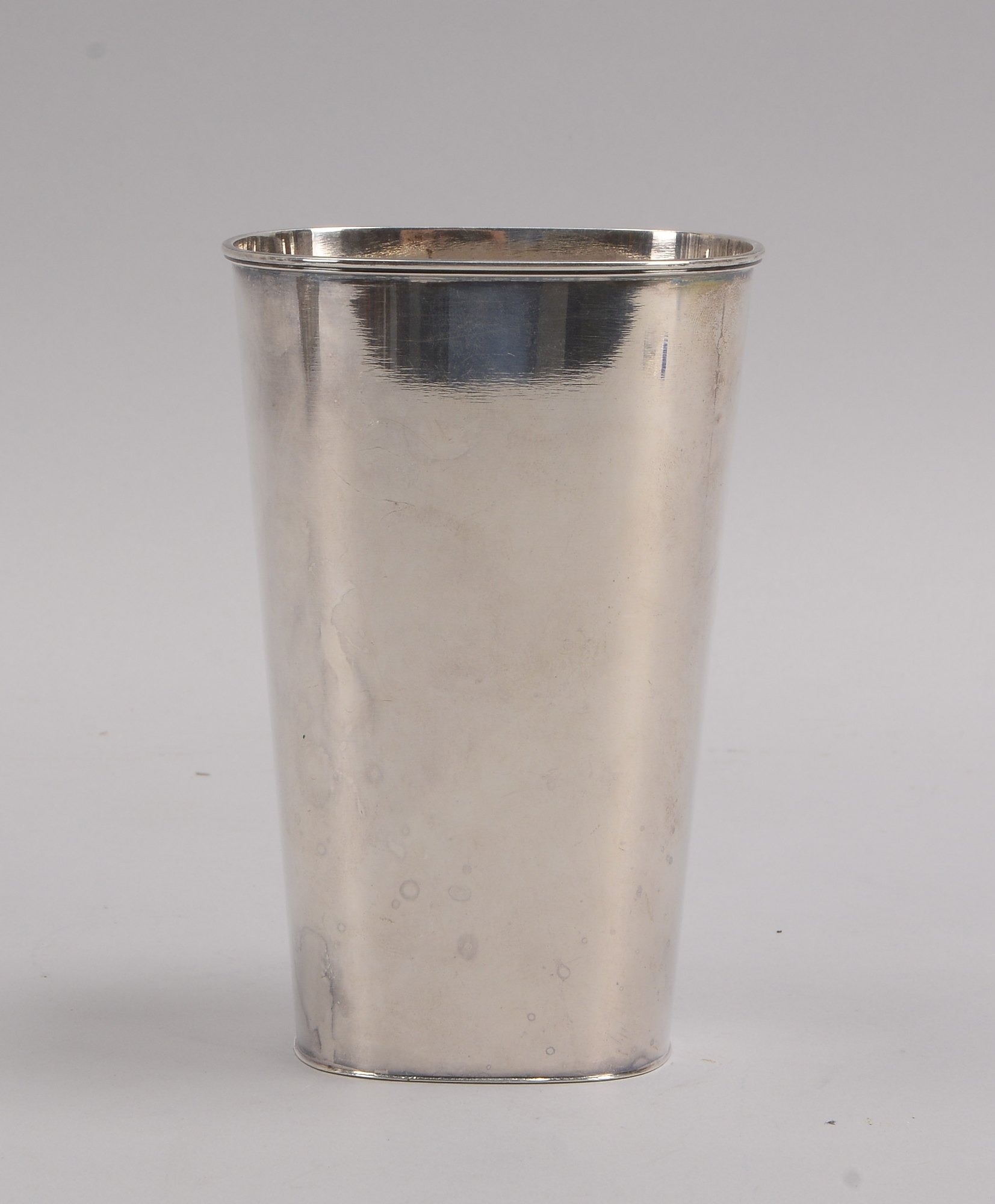 Gustaf Janson/Schweden, Tischvase, 830 Silber (mehrfach punziert); Höhe 16 cm, Gewicht 300 g