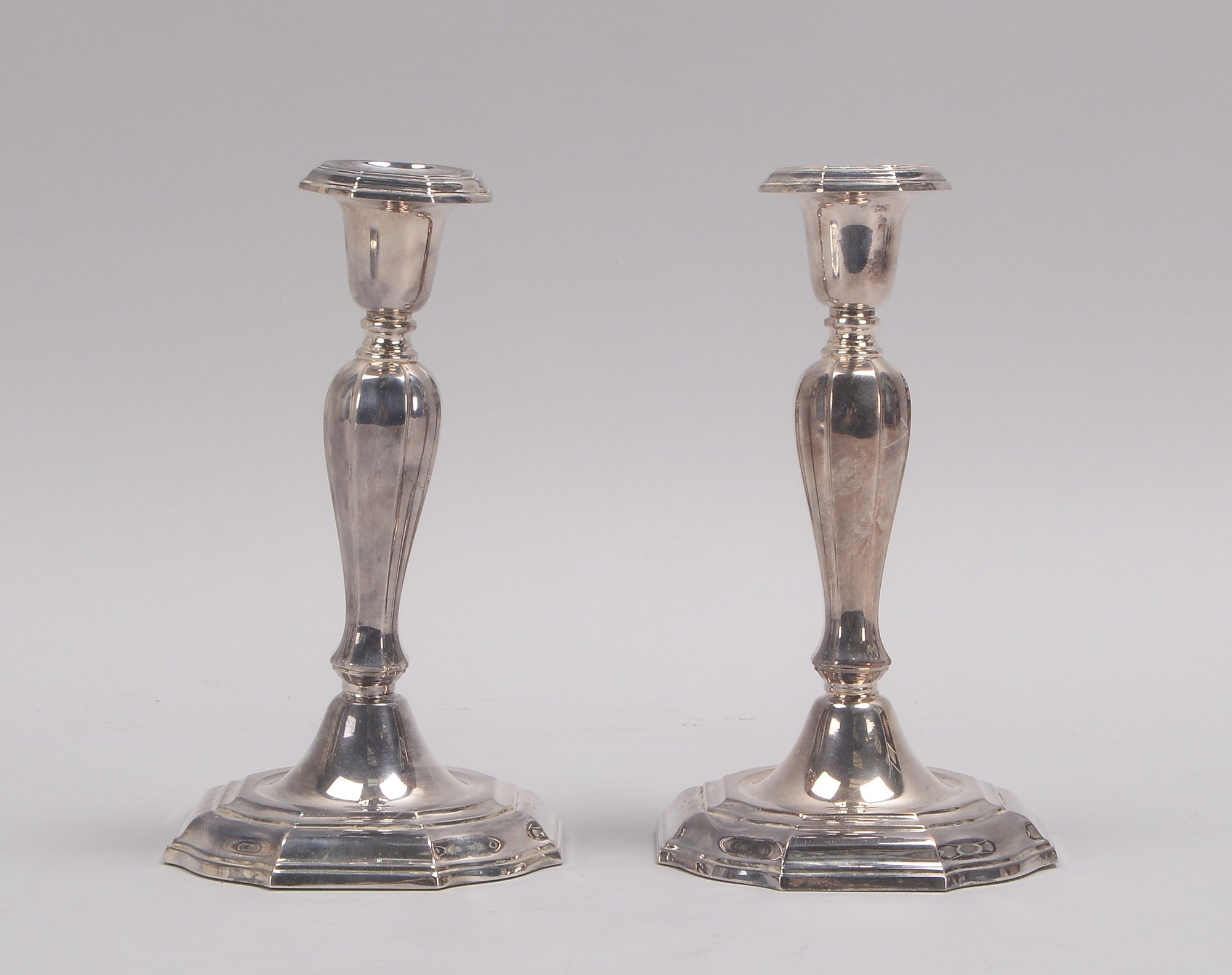 Paar Tischkerzenleuchter (Schweden), 925 Sterlingsilber (mehrfach punziert) - gefüllt; Höhe 20 cm