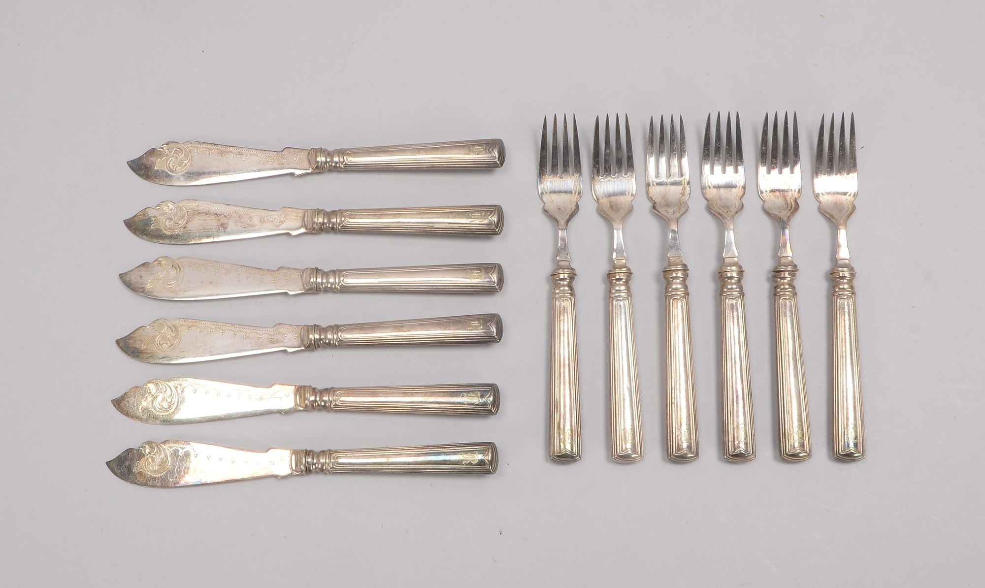 Fischbesteck, versilbert, mit ziselierten Klingen und Zinken, Griffe mit Gravurmonogramm