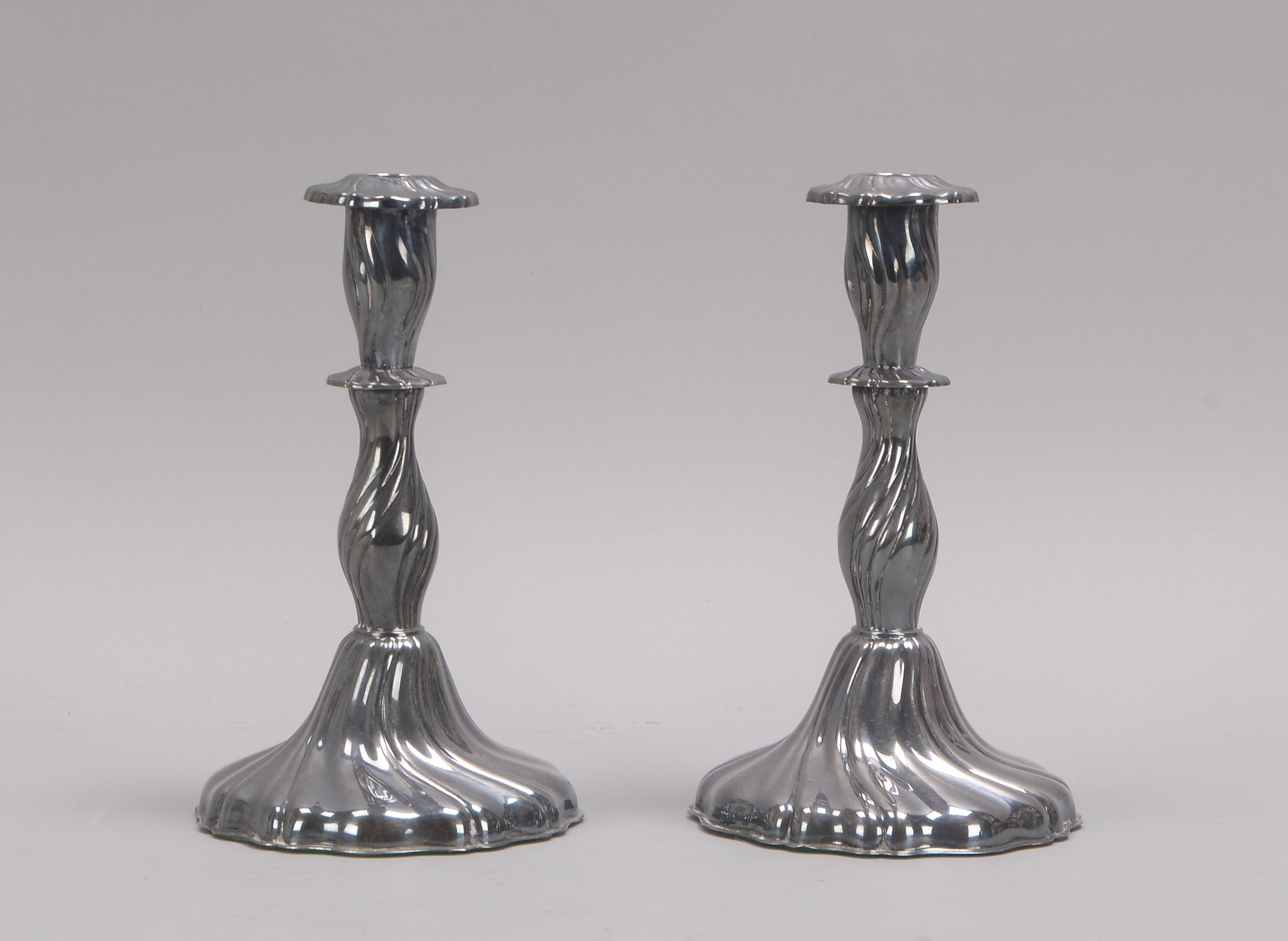 Paar Tischkerzenleuchter (Schweden), 830 Silber (mehrfach punziert) - gefüllt; Höhe 21 cm
