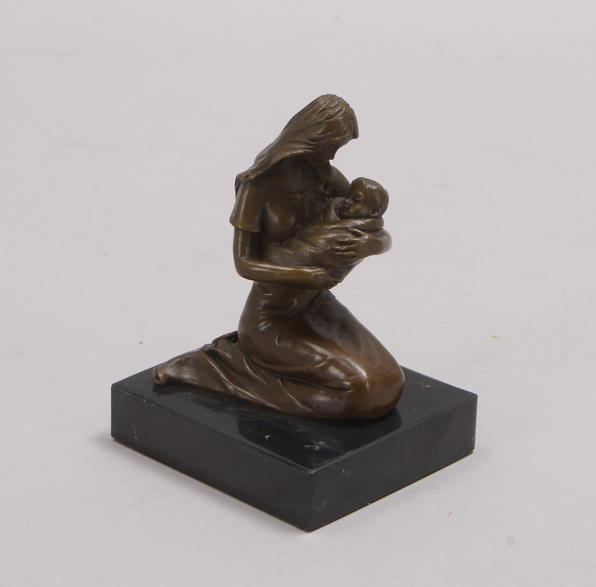 Bronzeskulptur, 'Mutter mit Kind', signiert 'Milo', Figur auf Marmorplinthe; Höhe 11 cm