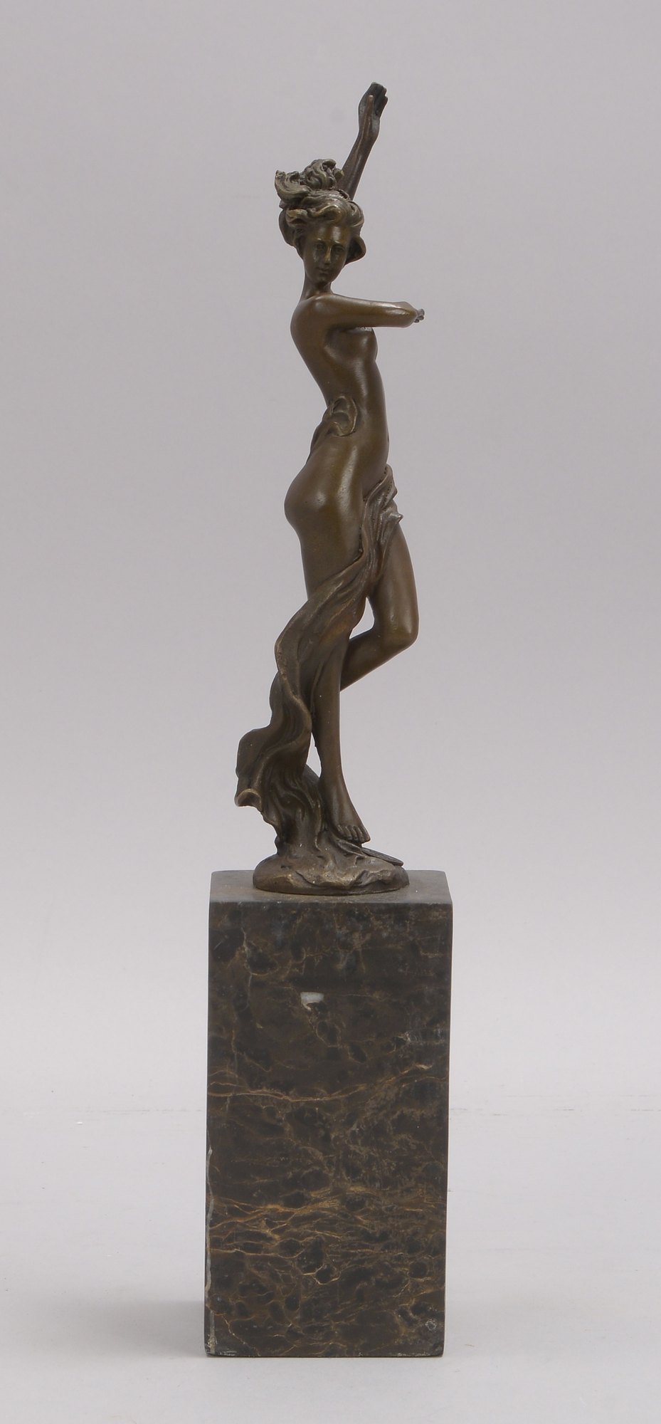 Bronzeskulptur (nach Milo), 'Tanzender Akt', signiert, Figur auf Marmorsockel; Höhe 36,5 cm