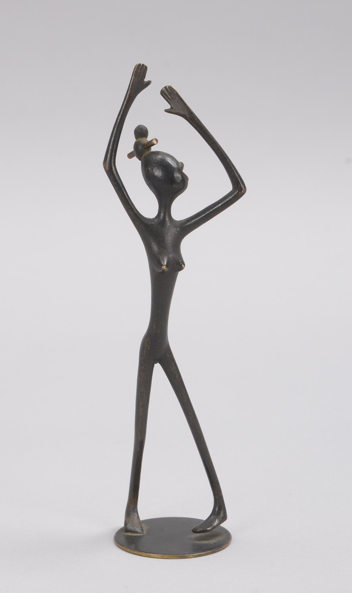Hagenauer Werkstätten/Wien, 'Tanzende Afrikanerin', Bronze, Figur auf runder Plinthe, bezeichnet