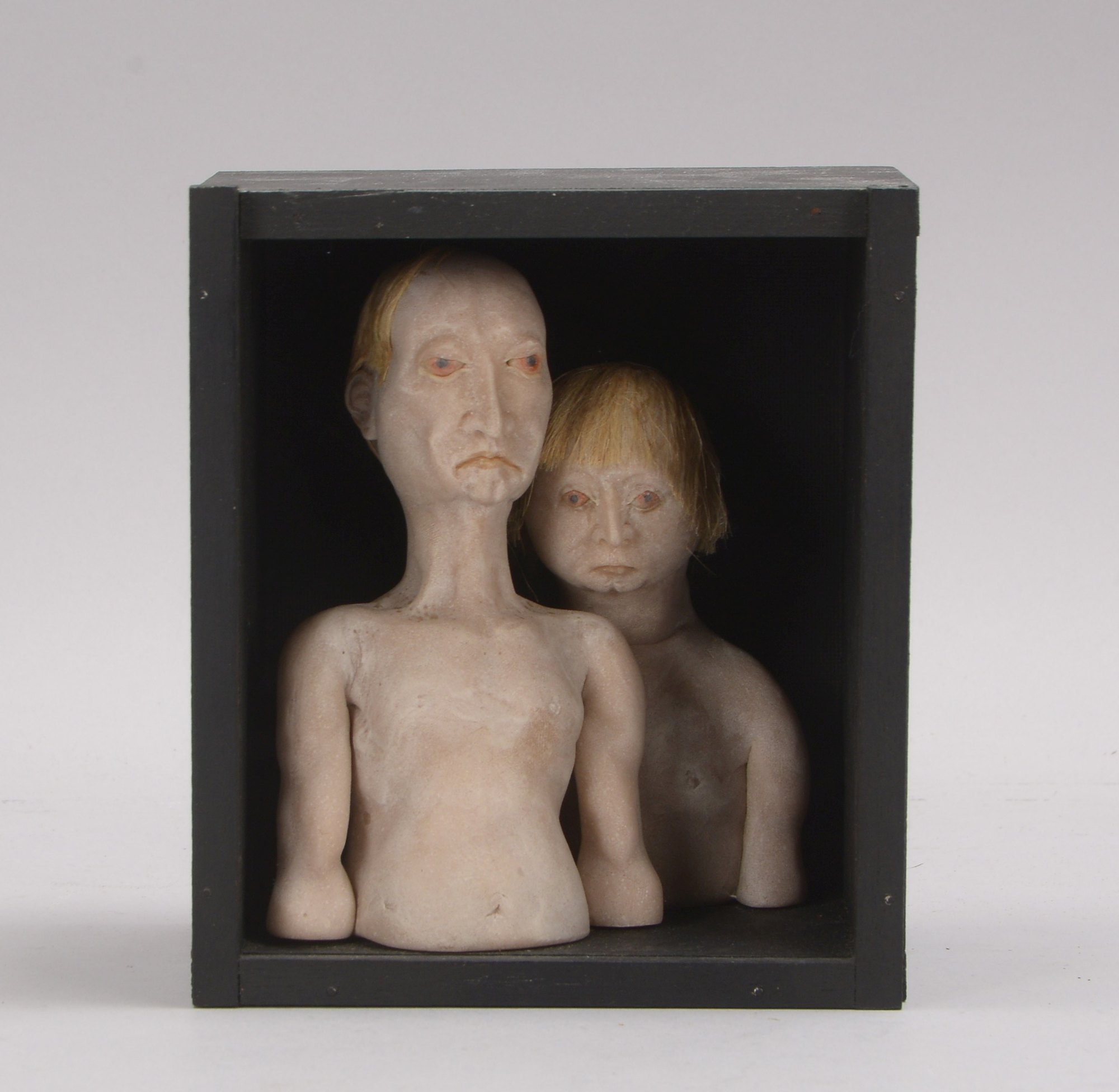 Lesse, Hajo (*1948 Eisenach), 'Etwas übergeben', Objektkasten mit Kunstmasse(?)-Figuren, signiert