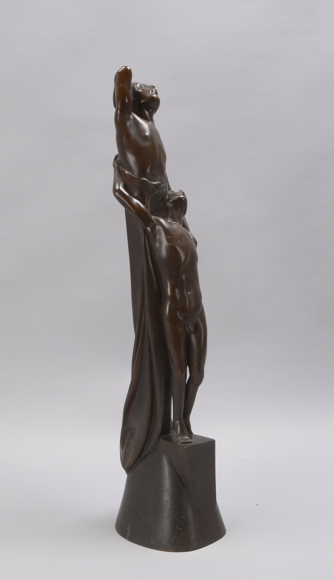 Bronzeskulptur, 'Hingabe' - Darstellung zweier aneinandergelehnter schlanker Figuren, monogrammiert