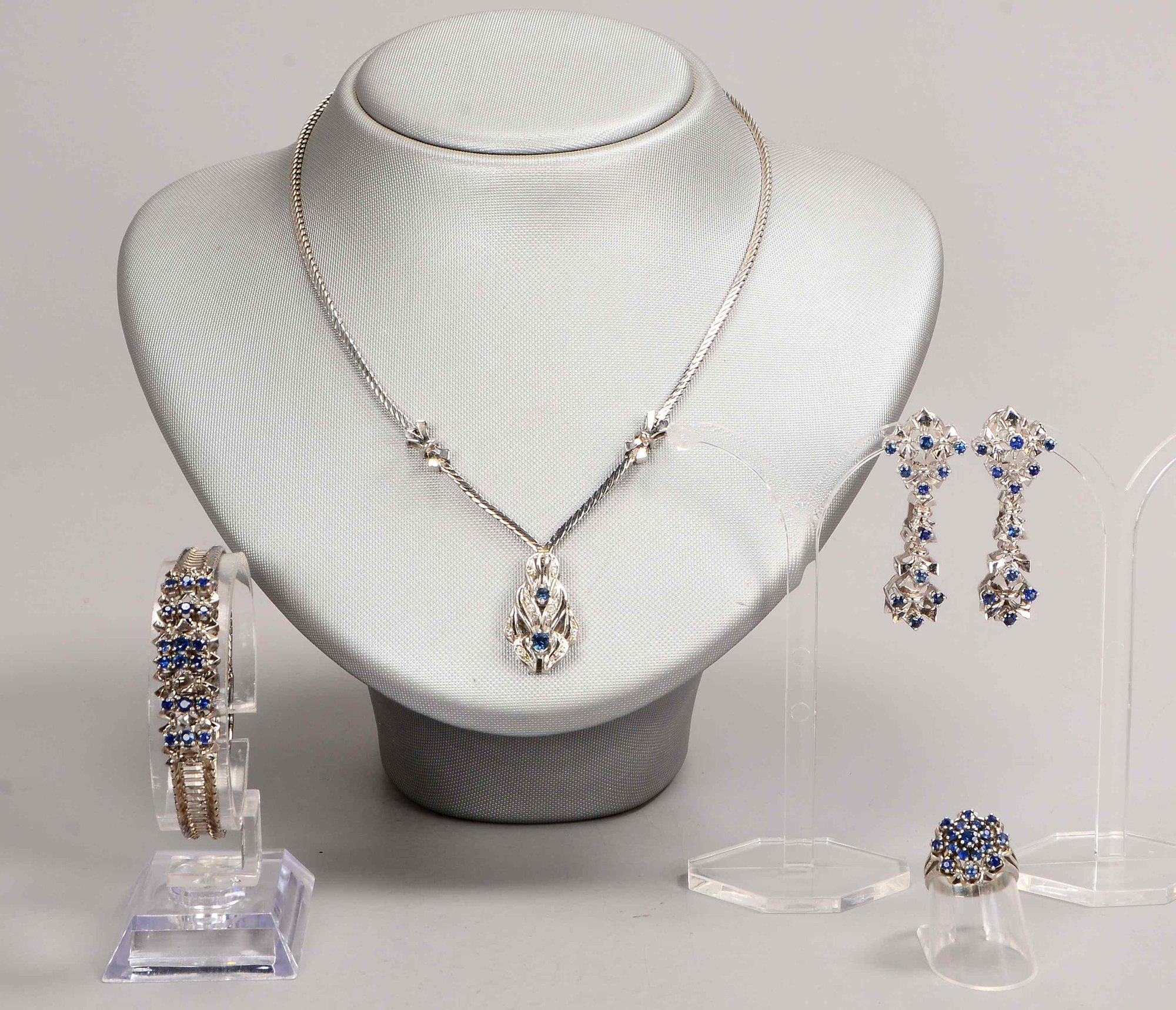 Schmuckset, 585 WG (gestempelt), mit Saphirbesatz, 4-teilig: Collier, Armband, Ring, Clipohrhänger